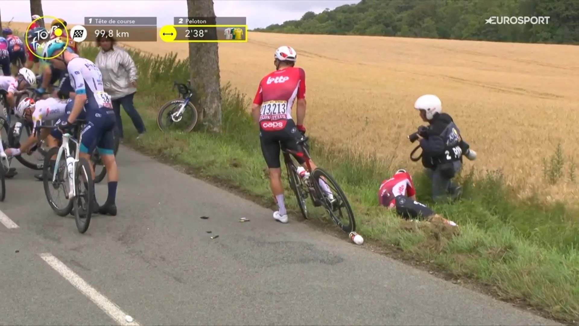 Van Eetvelt prijst zichzelf gelukkig dat nare val niet meer schade bracht: 'Blij dat ik nog in de Tour zit'