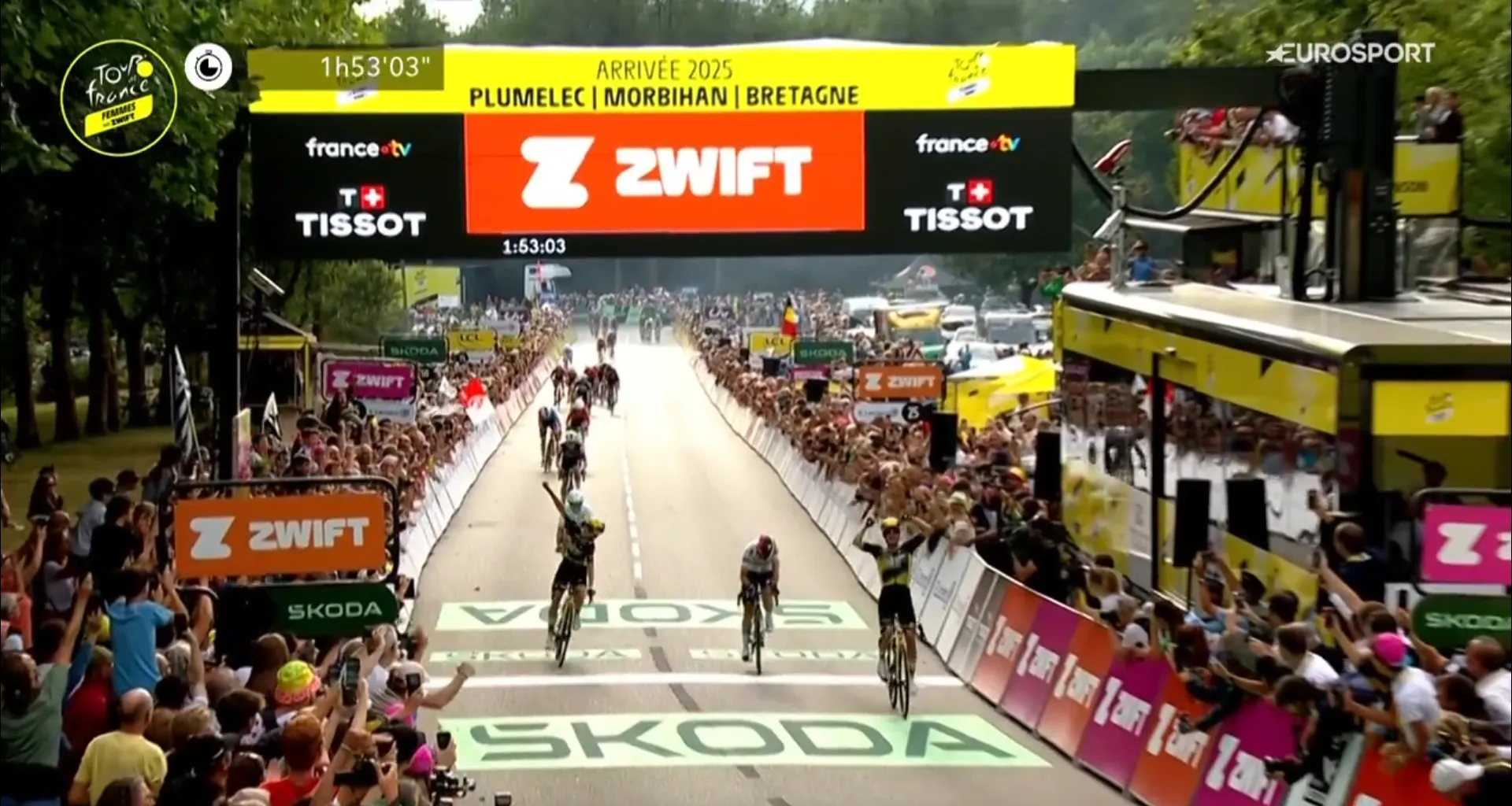 Brilliant tactics from Visma pay off: Vos outsprints aggressive Ferrand-Prévot to take yellow in Tour de France Femmes