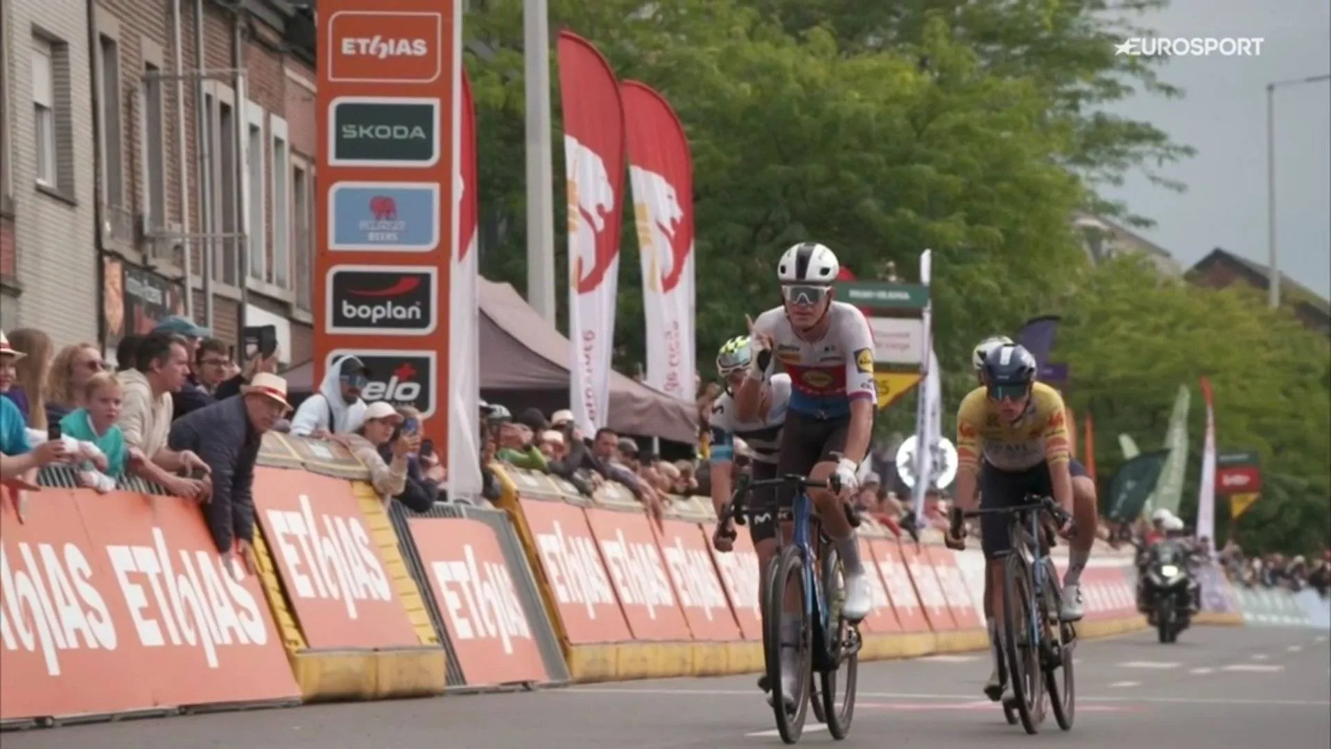 Nagelbijtend secondespel in Wallonie: Vacek wint vierde etappe, maar Strong gaat slotdag in met minimale voorgift