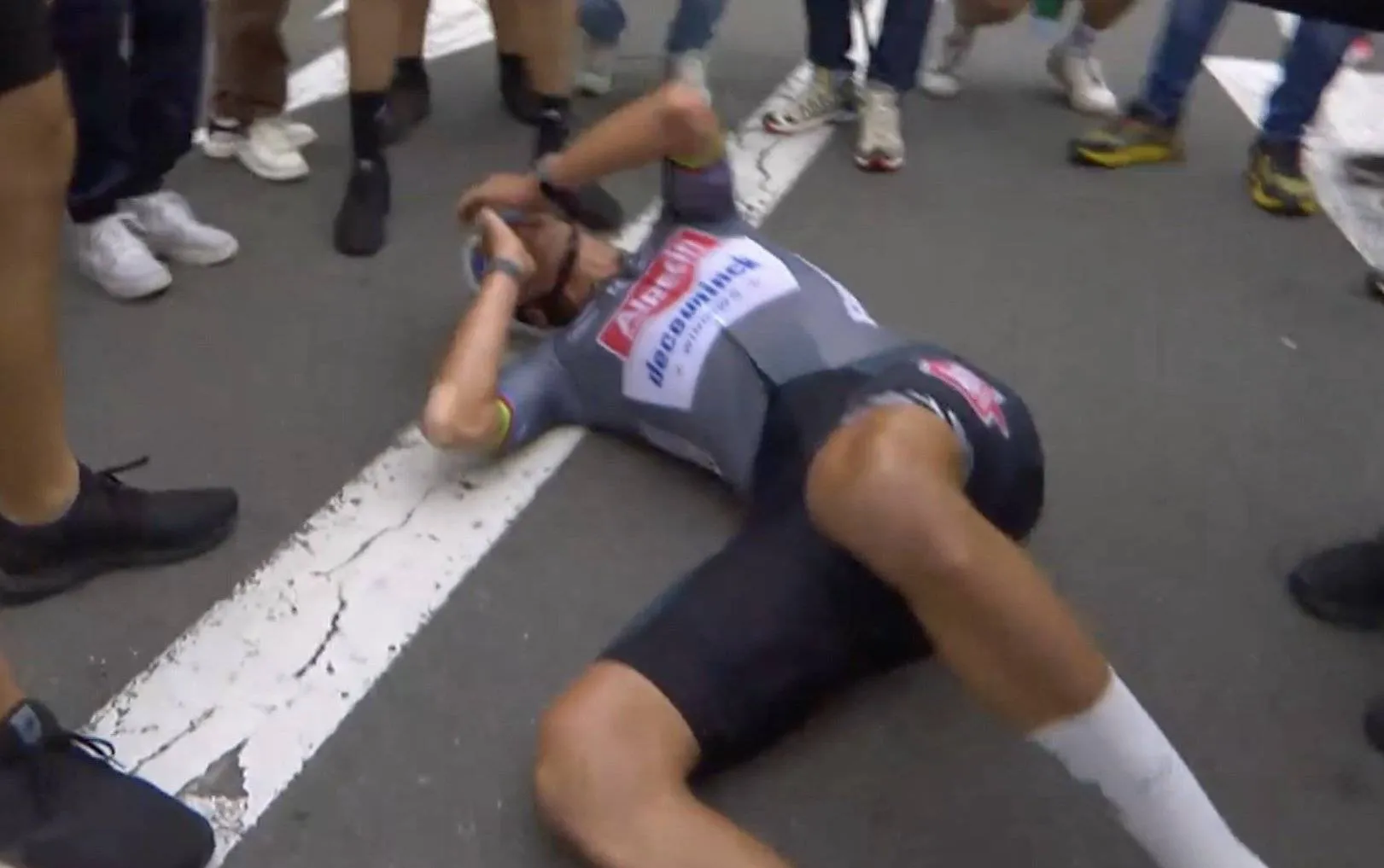 Mathieu van der Poel moest van héél ver komen, maar vader Adrie leest scherp 'tussen de regels van zijn sms’jes'