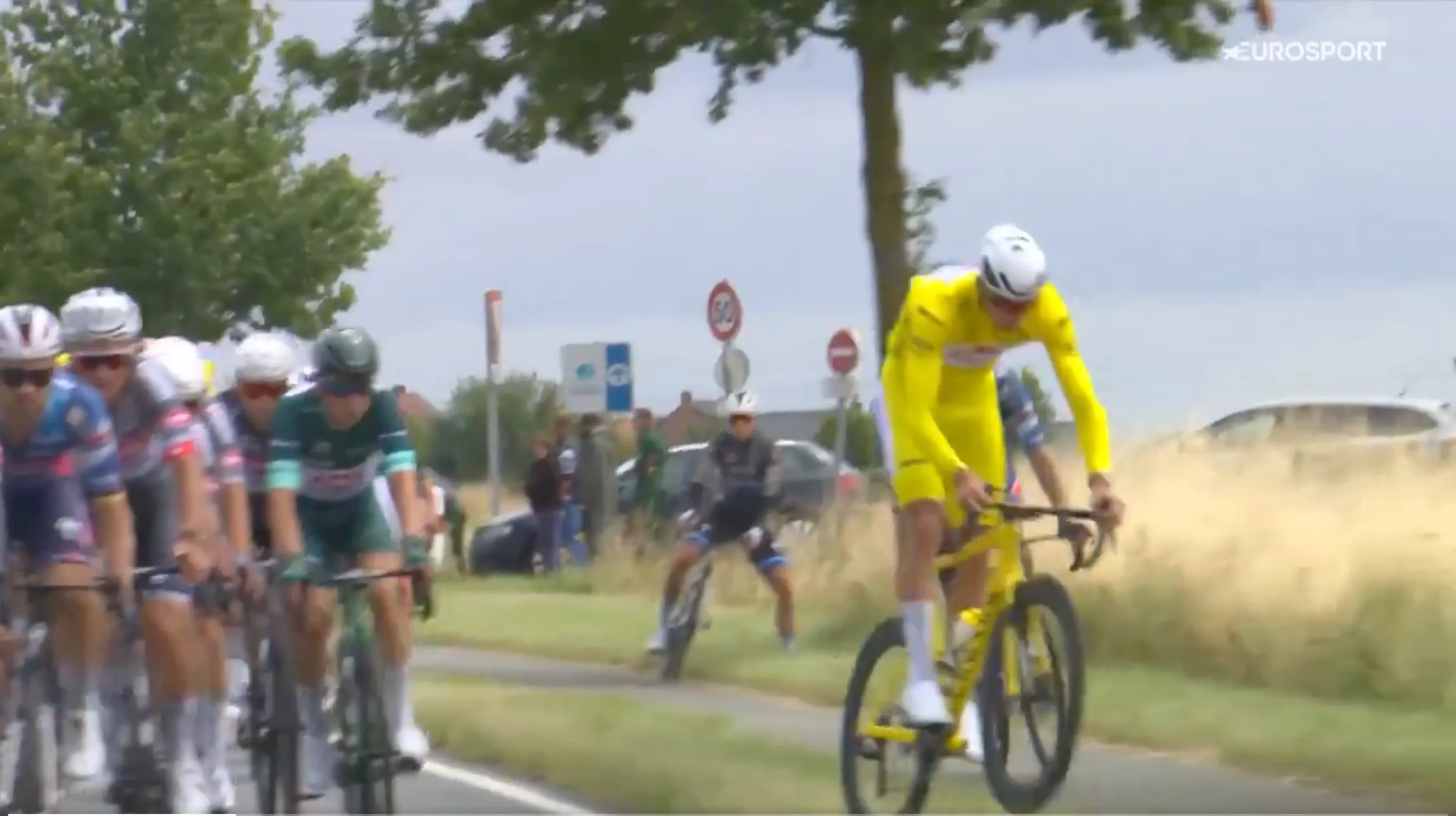 🎥 Boring stage? Count on Mathieu van der Poel to provide entertainment with a bunny hop