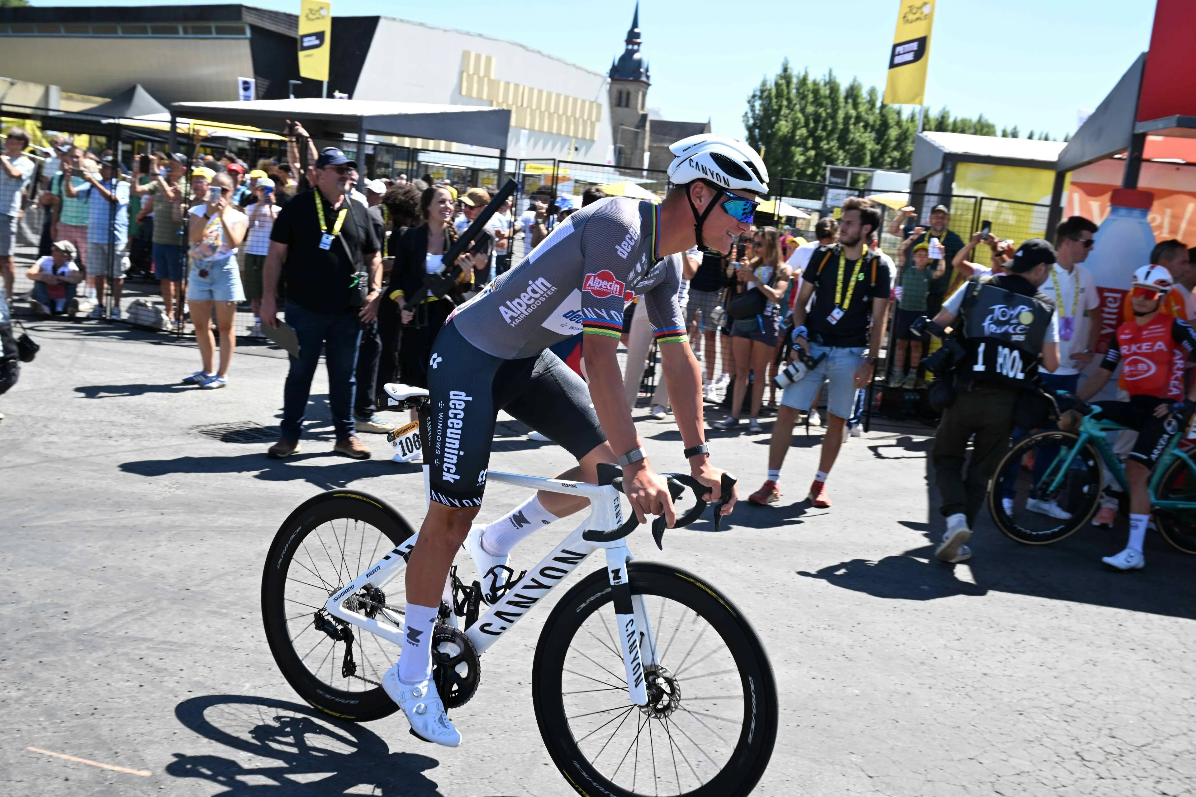 Weergaloze lead-out Van der Poel leidt tot niets voor Groves: 'Soms kun je beter even remmen'