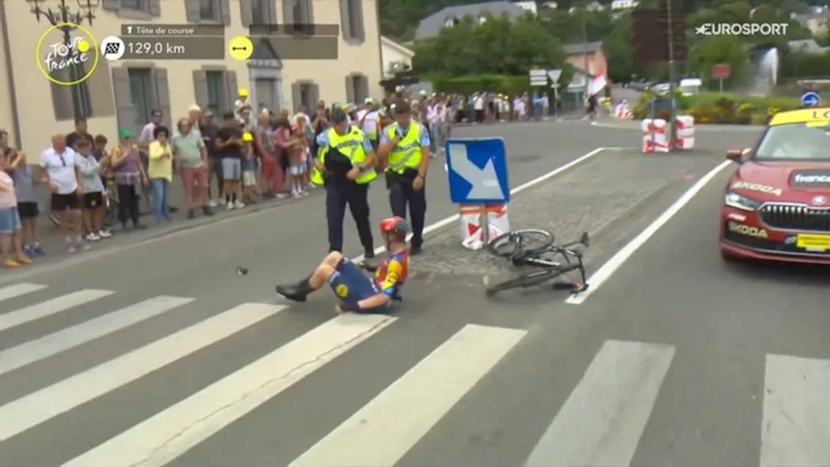 New setback for Skjelmose: Dane forced to leave Tour after crash, but scans bring good news