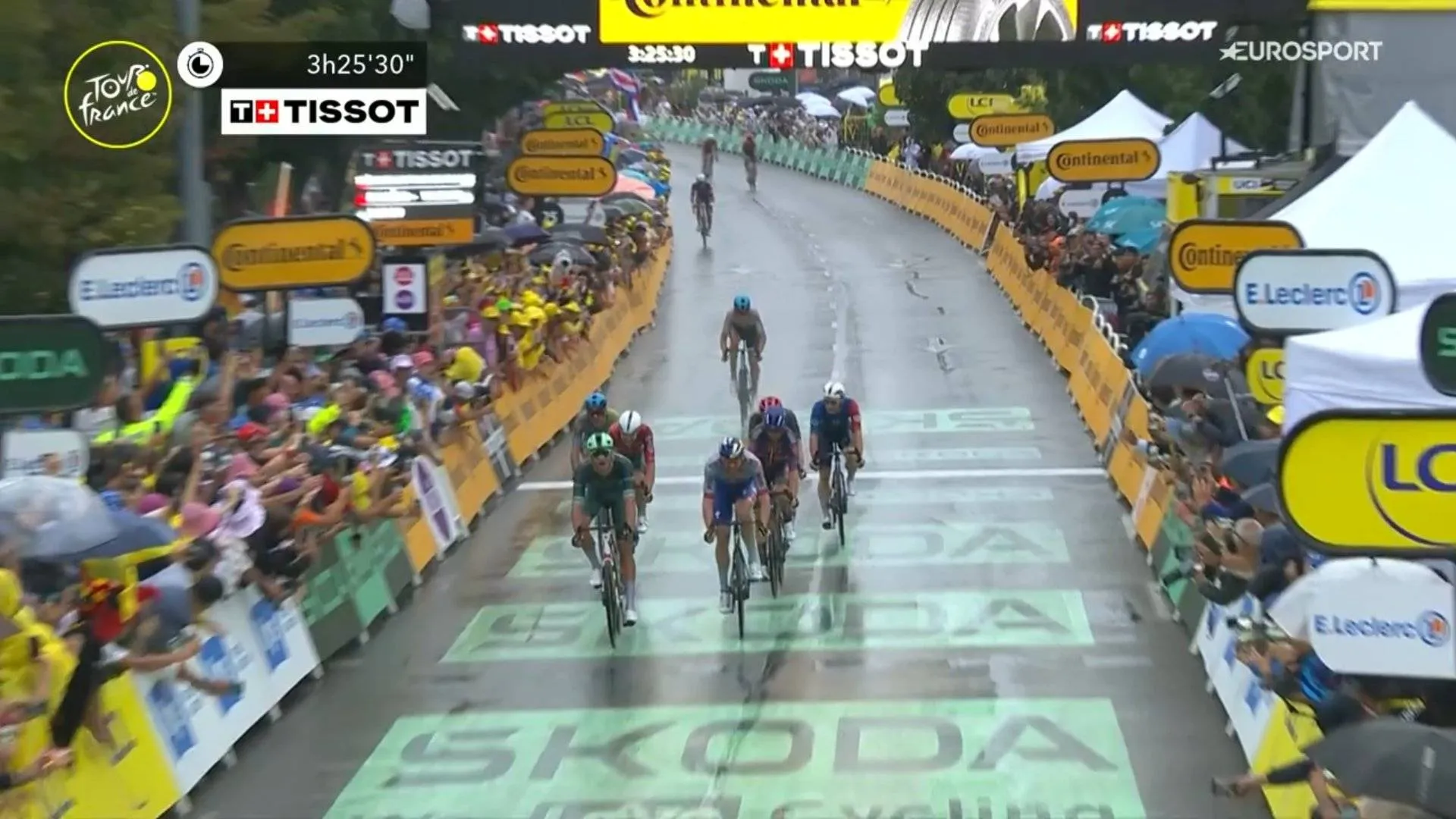 Milan wins stage 17, despite an offensive INEOS and strong van Aert, in a sprint disrupted a crash