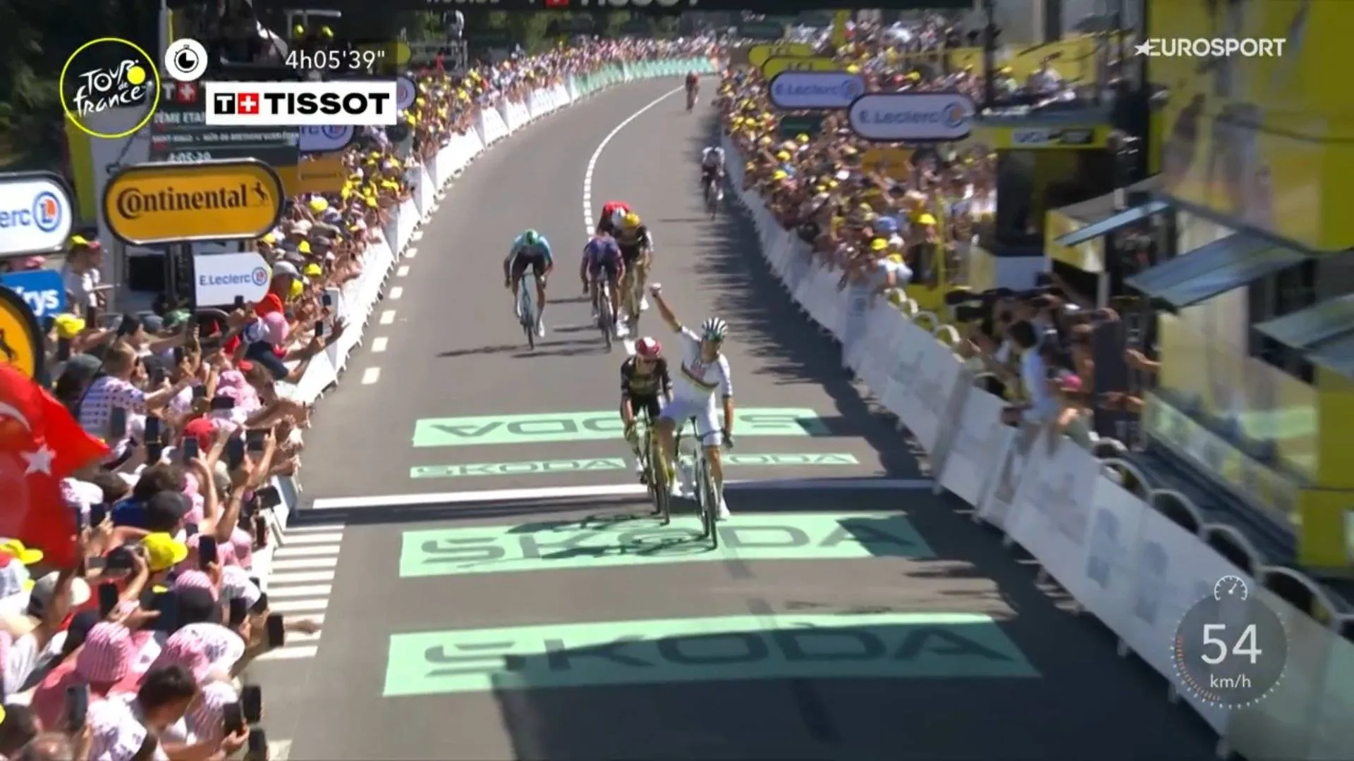 Van der Poel loses yellow to winning Pogacar on Mur de Bretagne, Almeida and Mas crash heavily in the finale