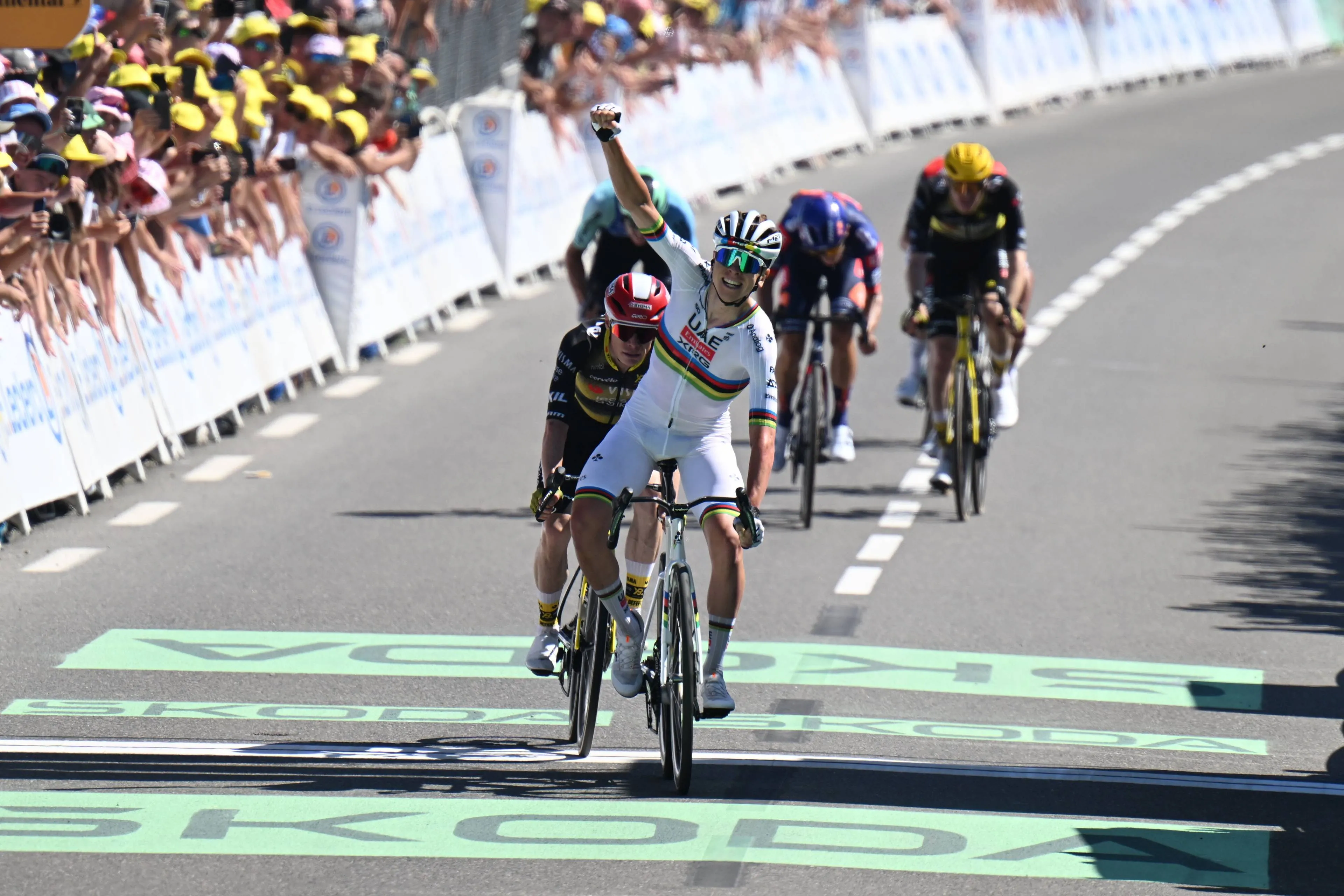 Van der Poel verliest geel aan winnende Pogacar op Mur de Bretagne; Almeida en Mas vallen zwaar in finale