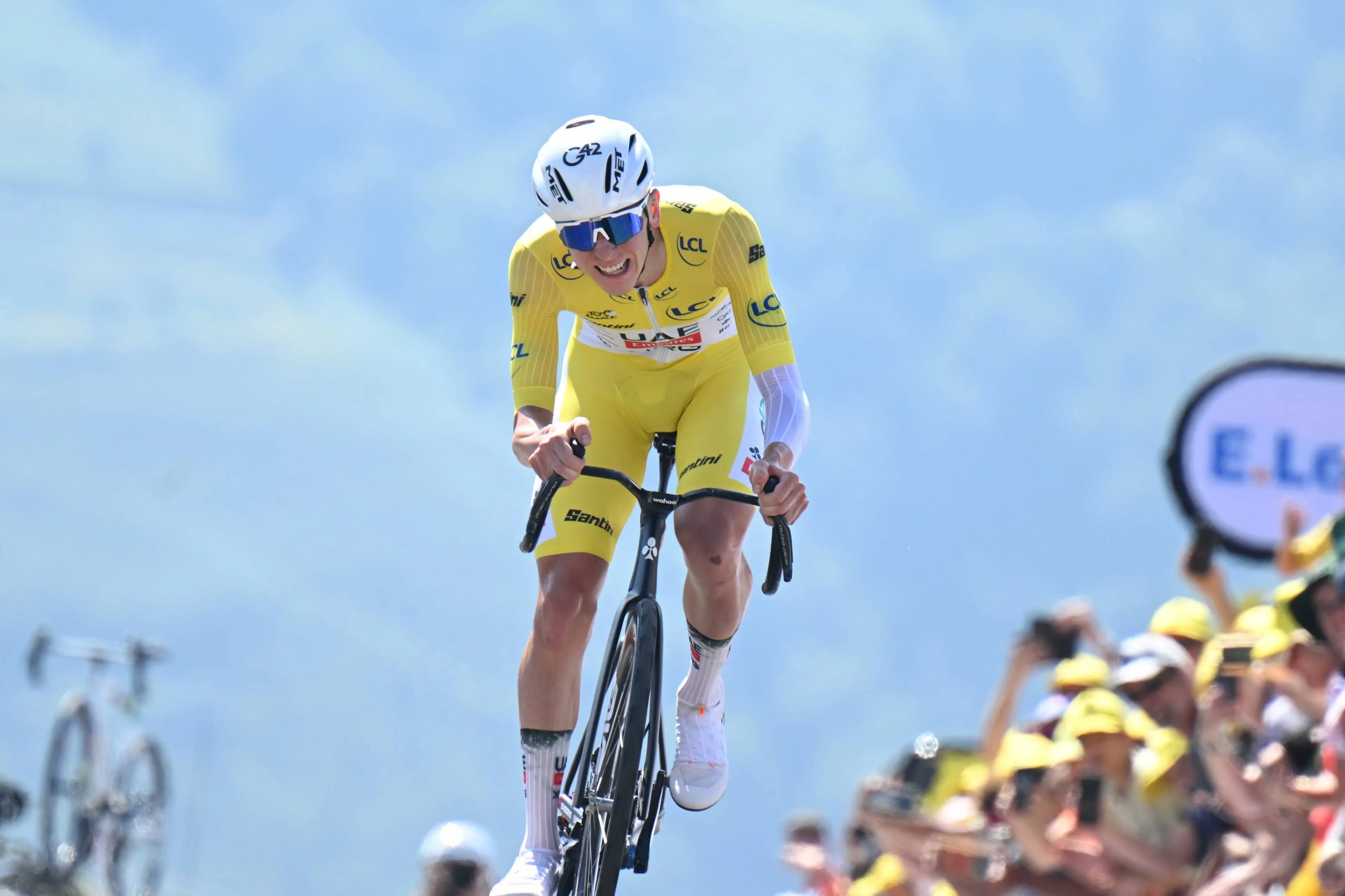 Pogacar zonder tijdrithelm, tijdritstuur en oortjes was keuze na maanden stress: 'Deze tijdrit was groot vraagteken'