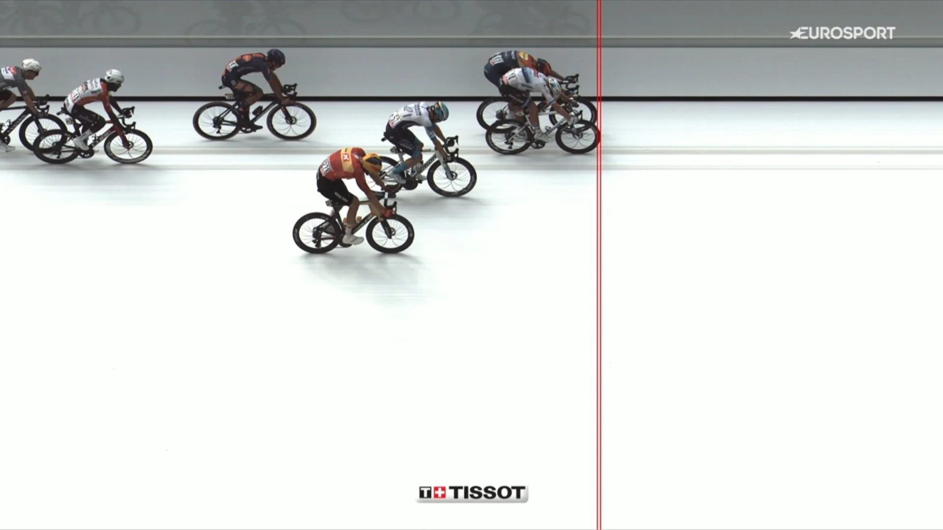Tim Merlier blijft wél overeind en wint massasprint na fotofinish van Milan, Philipsen na eerdere val uit de Tour