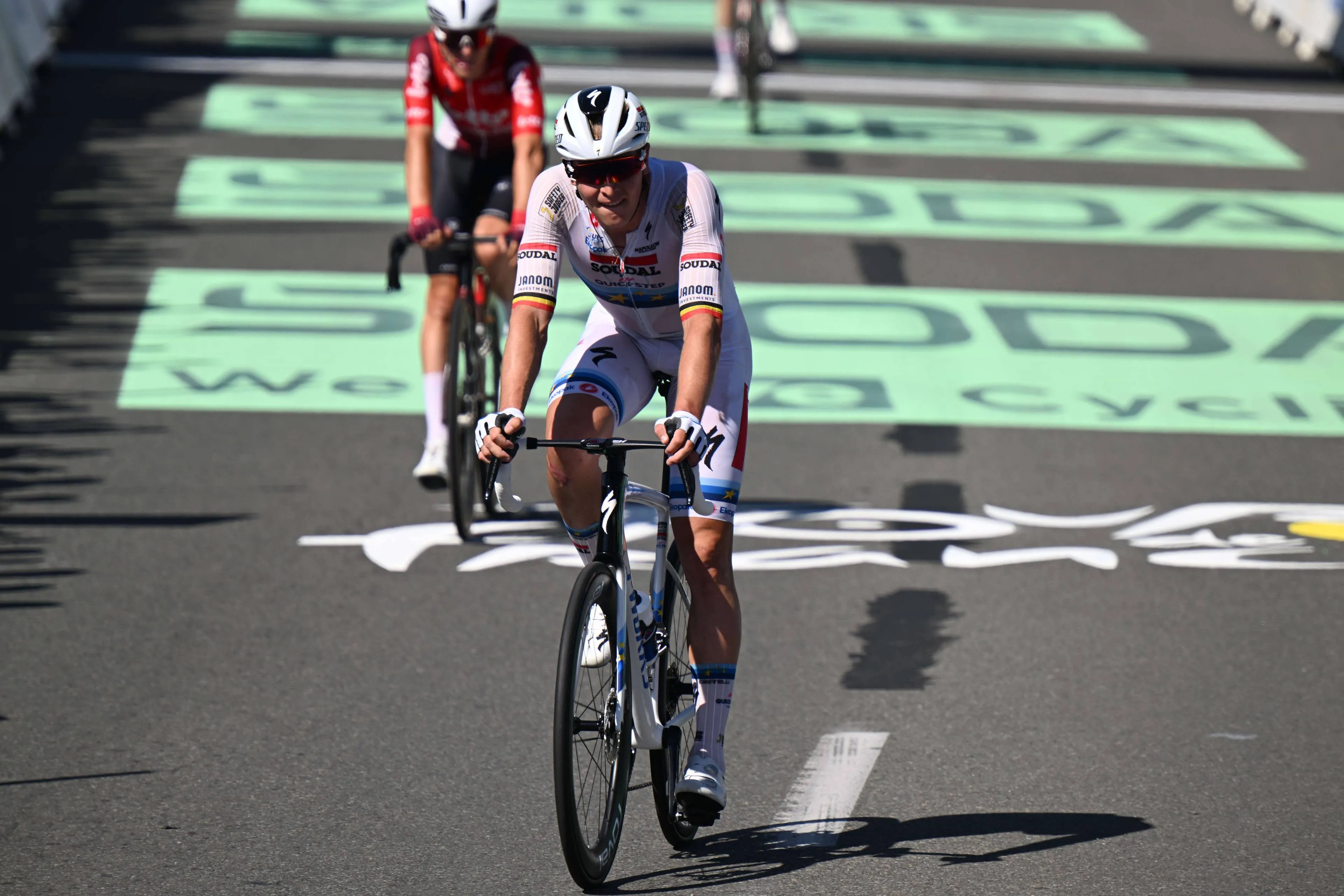 Merlier and fellow sprinters fear OTL, while van Aert criticizes extended time limit: "Really disappointing"