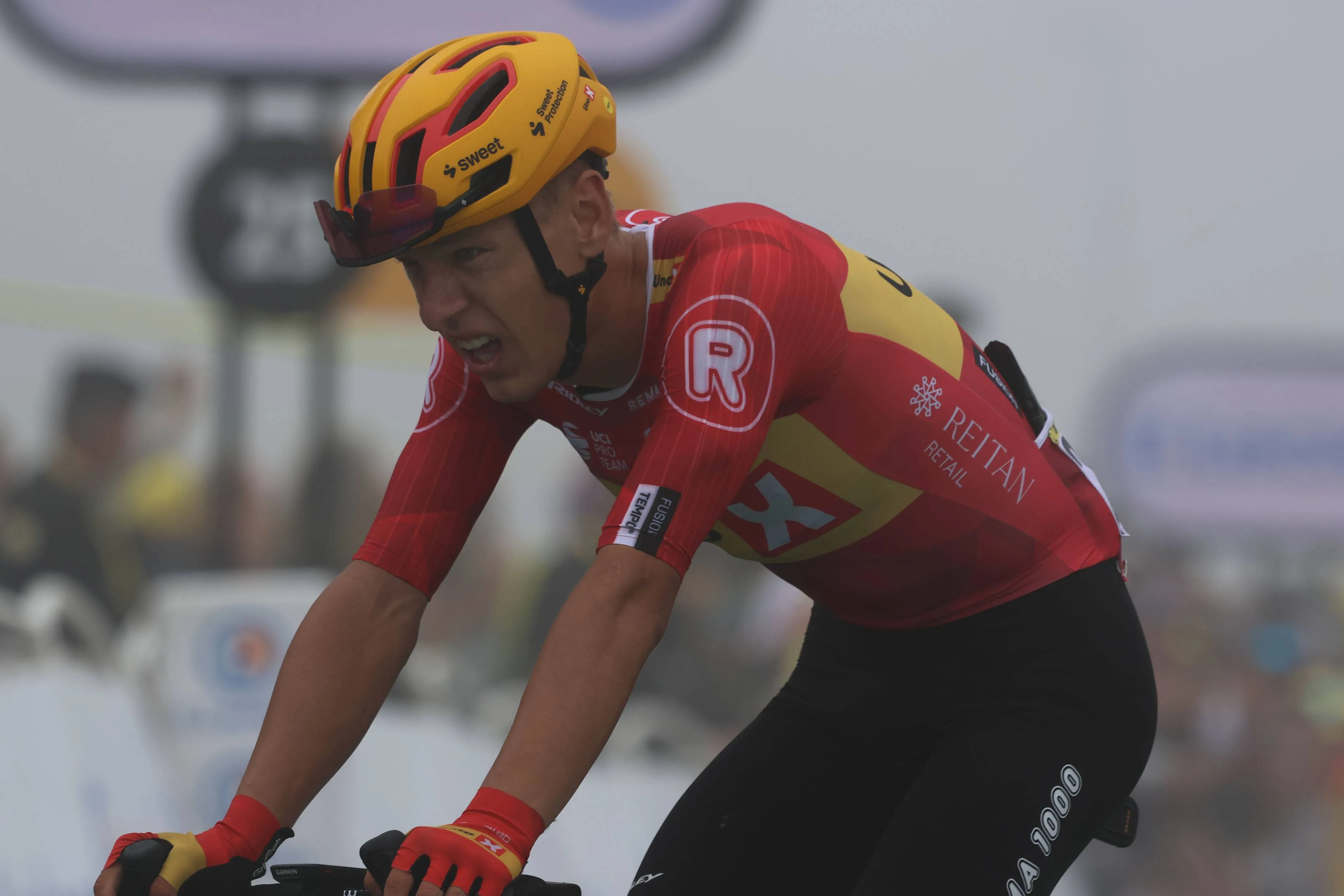 Terror on the Mont Ventoux: Johannessen (Uno-X) collapses and has to go to hospital after being administered oxygen
