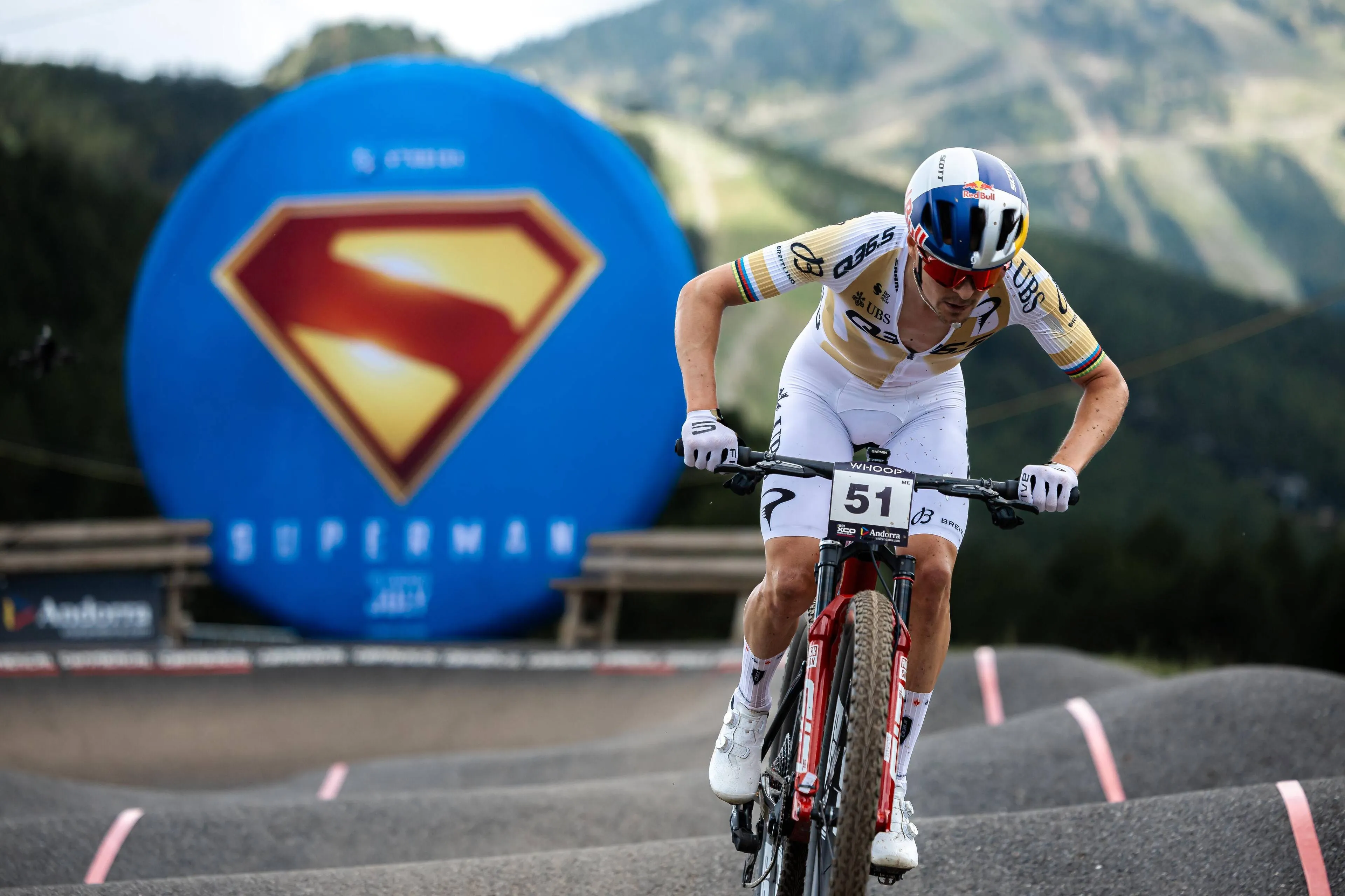 Tom Pidcock toont vorm op mountainbike: Brit soleert in Portugal naar EK-titel, enkele weken voor Vuelta-start