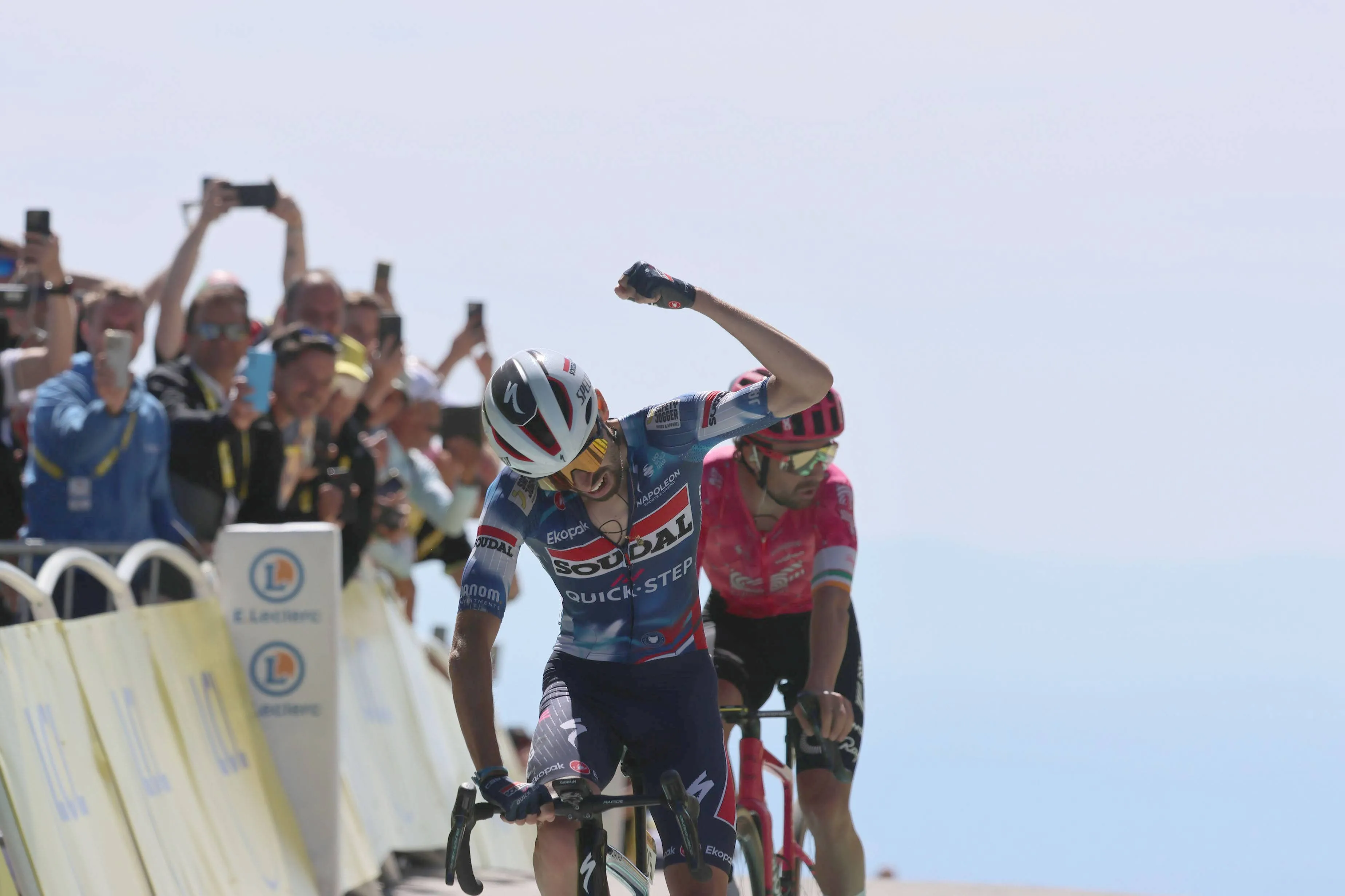 Paret-Peintre verslaat Healy in knotsgekke Ventoux-finale: Vingegaard beukt, maar kan Pogacar (net) niet kraken