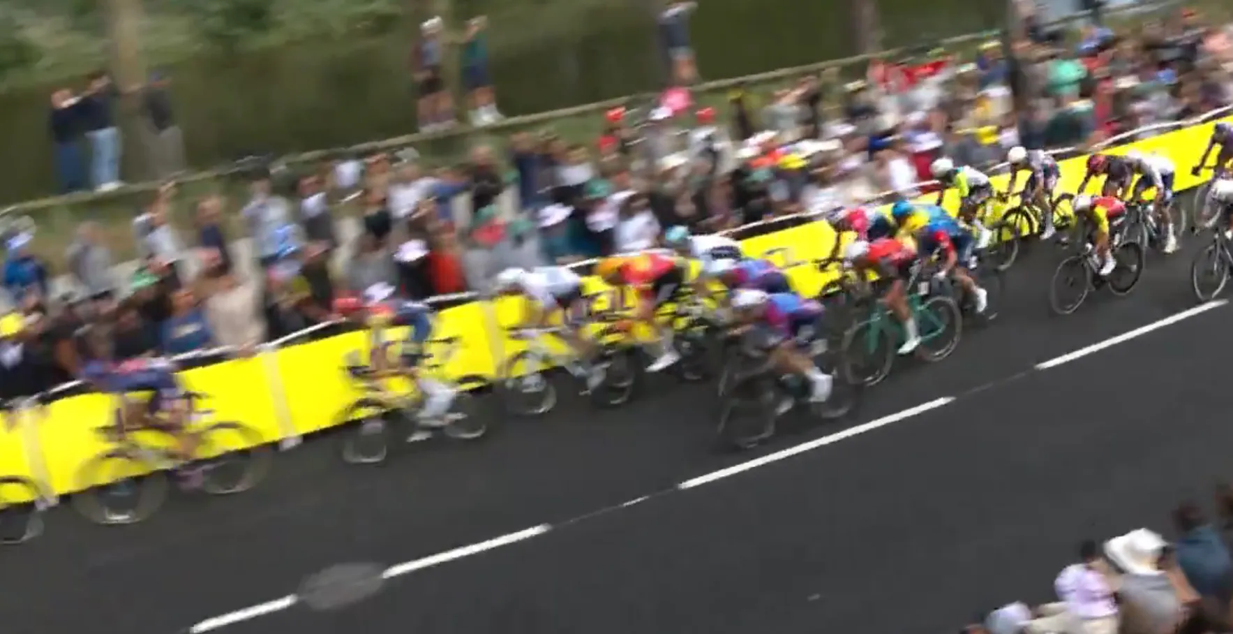 🎥 Danny van Poppel ziet kopman Meeus hard crashen, wordt 8e en vervolgens zelf gedeclasseerd