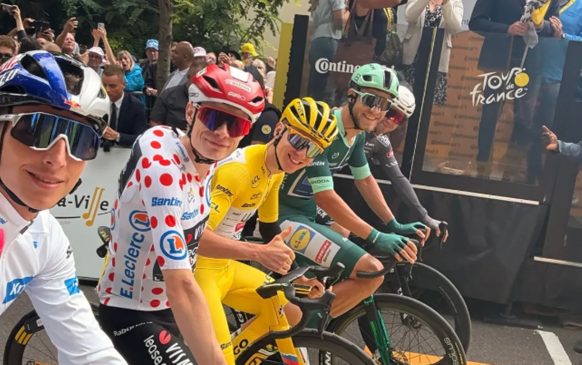 Pogacar zocht Vingegaard op voor start slotrit en verklapt wat Tadejs Pogacarty inhoudt na winnen Tour de France