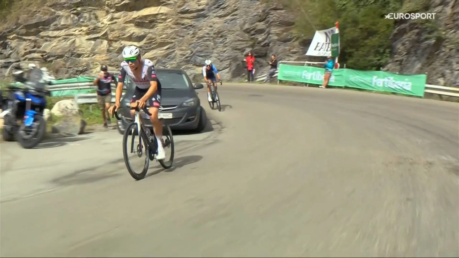 Ayuso put in a bizarre effort because of Visma | Lease a Bike, but above all he has to thank the selfless Vine