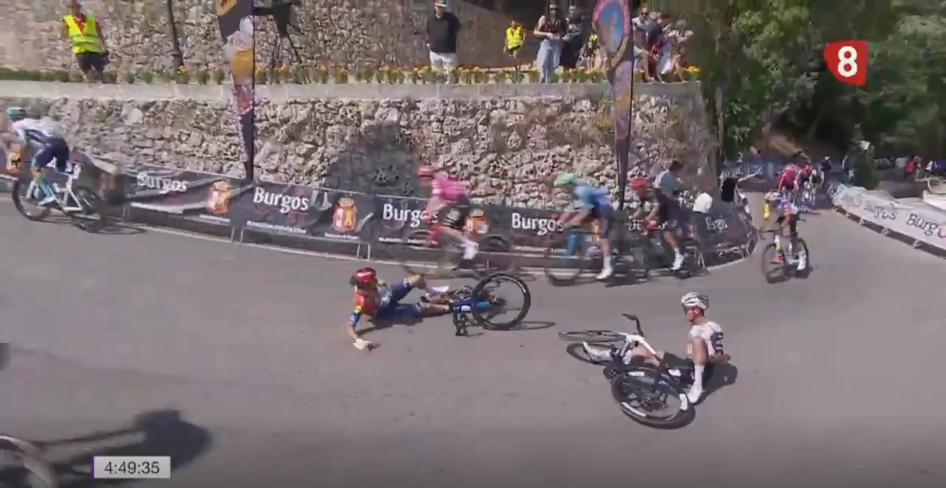 Del Toro and Ciccone crash in final meters of Burgos opener, Adriá takes advantage and wins