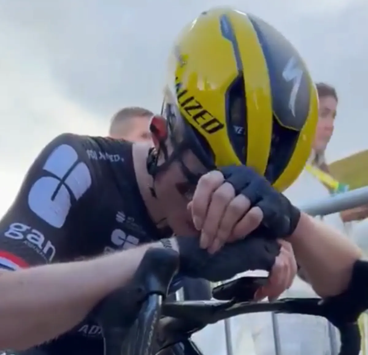 “Right now I’m completely wrecked”; the reactions of Demi Vollering and her team director after the queen stage of the Tour de France Femmes
