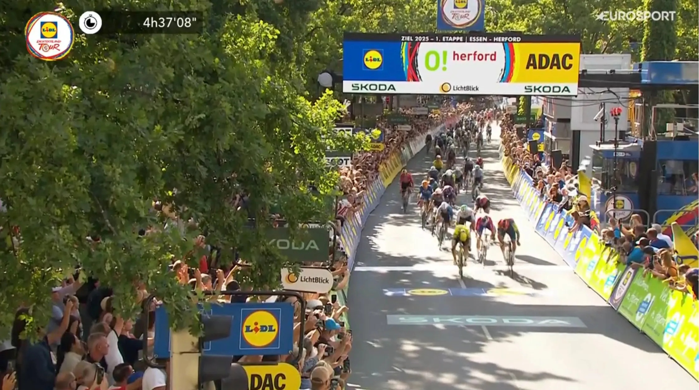 Jury doet lang over bestuderen fotofinish tussen Milan en Brennan, maar geeft Brennan als winnaar etappe 1 Ronde van Duitsland