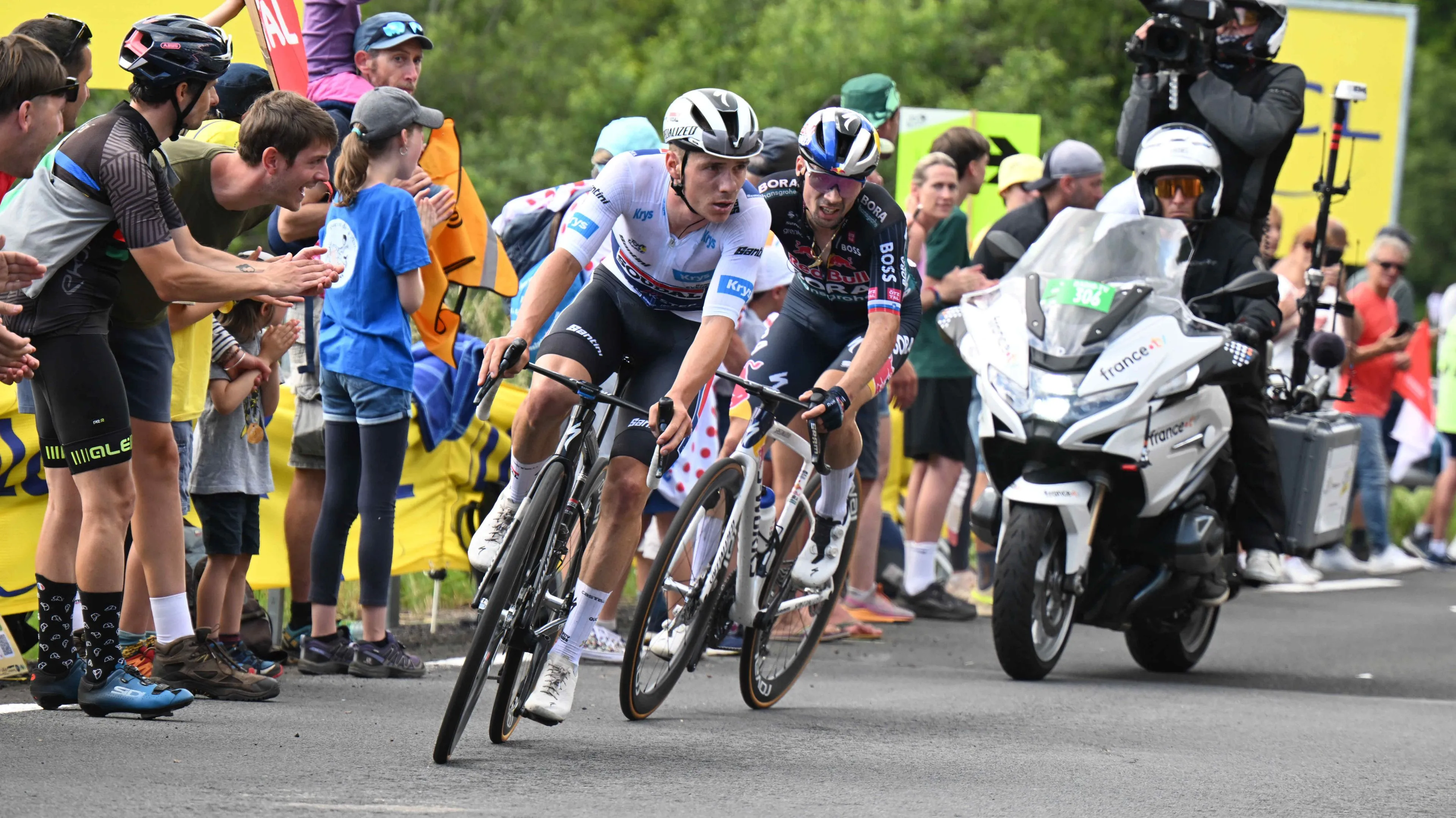 Fellow Vuelta winner offers friendly advice to Roglic and Evenepoel: "Seems like page 1 problem for Red Bull"