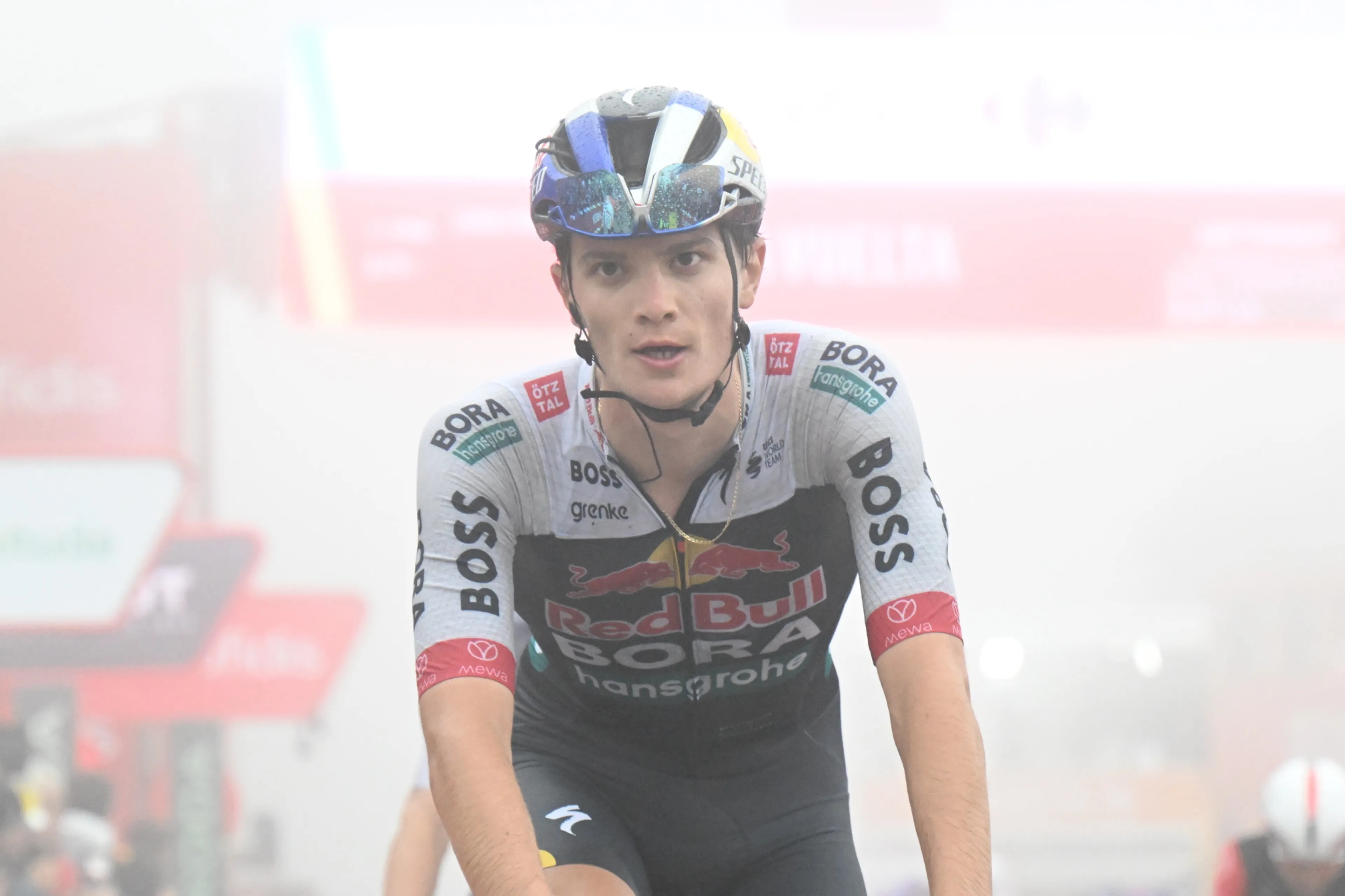 With Ayuso and Tiberi dropping back, Pellizzari keeps cool: "White jersey is not a goal"