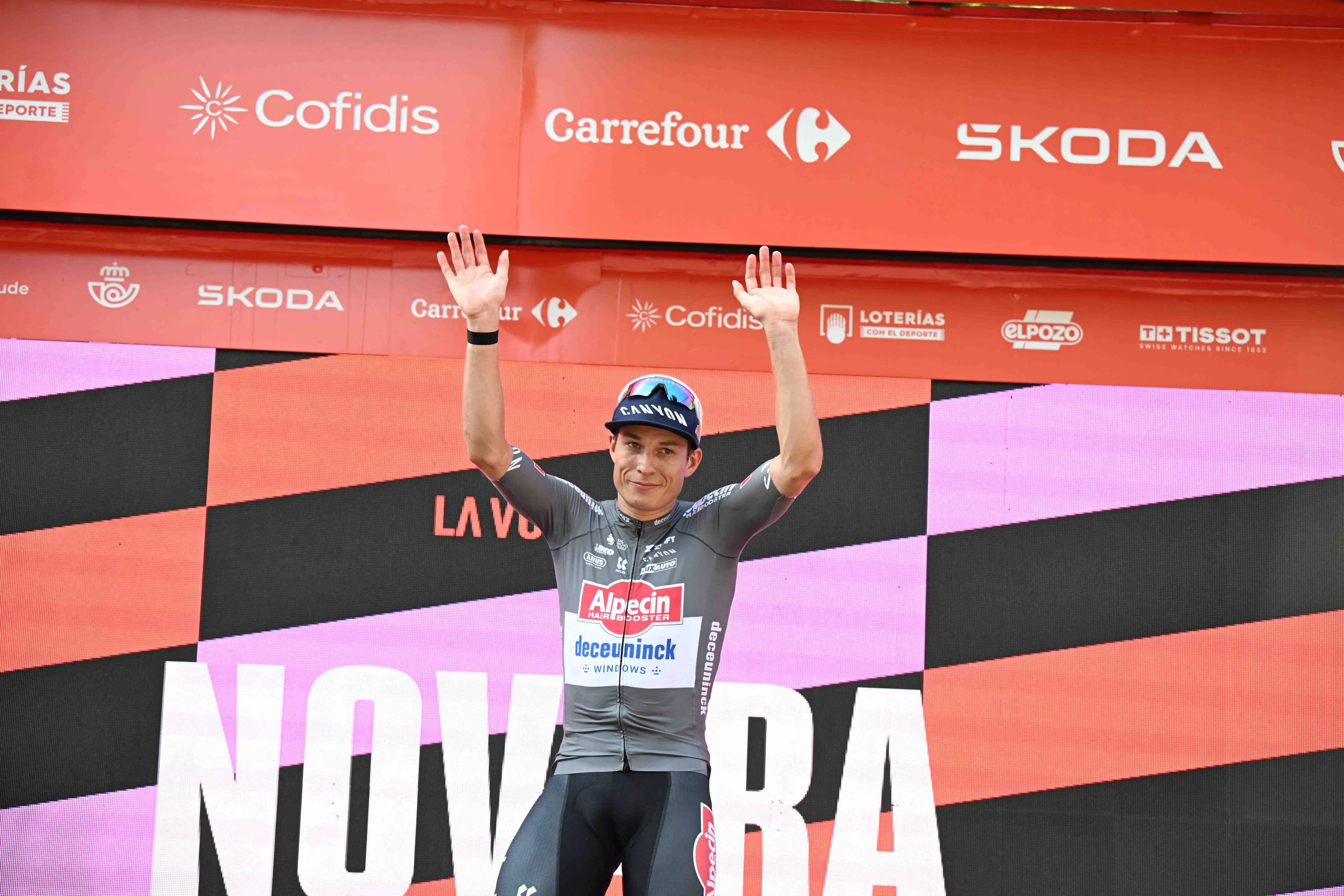 'Met benen van beton' sprint Philipsen naar 15e ritzege in een grote ronde: 'Het is nooit gemakkelijk'