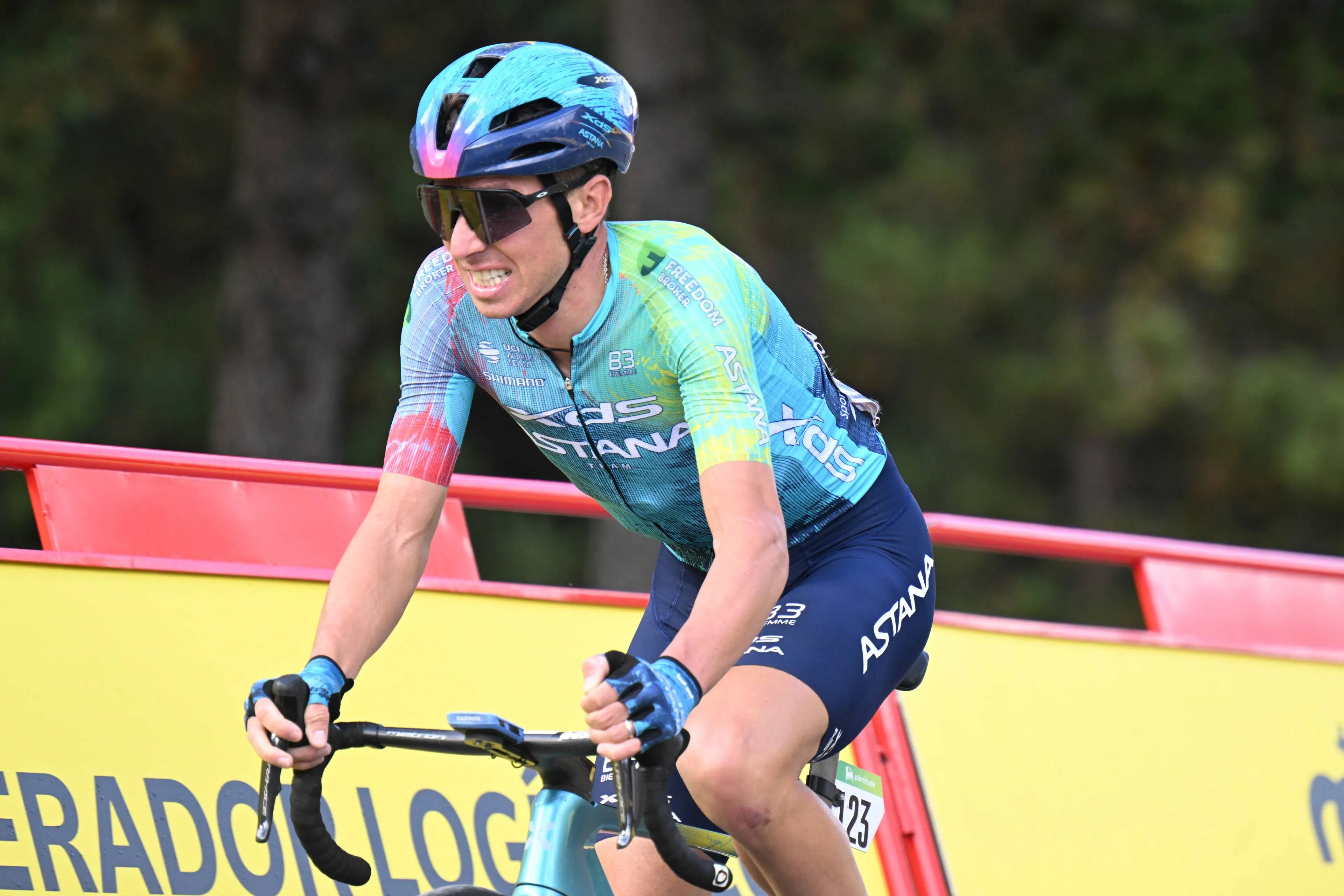 Boetes, tijdstraffen en juryrapport Vuelta a España 2025 | Jury blijft keihard voor renners zonder veiligheidsspelden