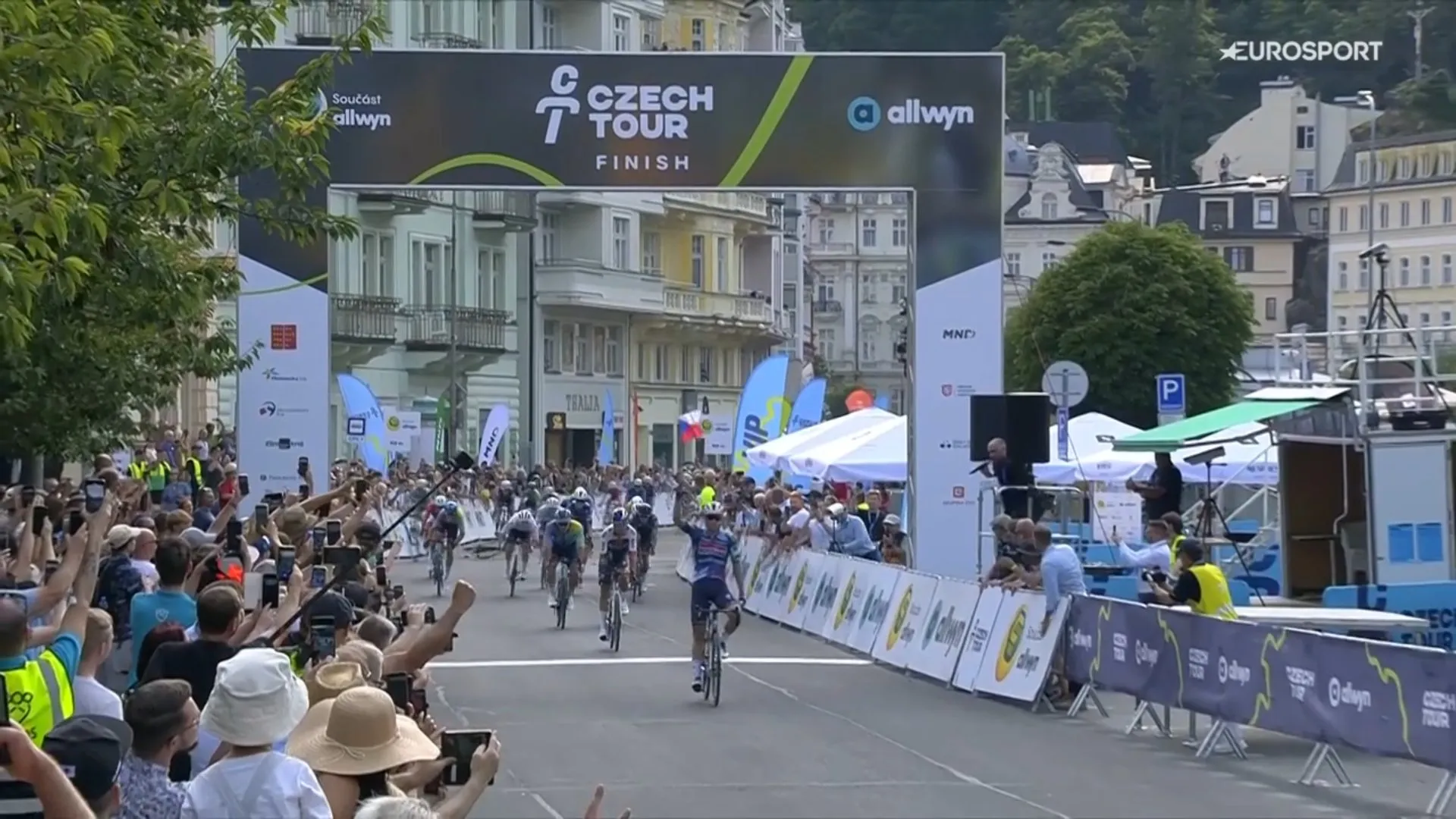 Luke Lamperti wint wederom etappe 1 Ronde van Tsjechië na machtige sprint in technische finale