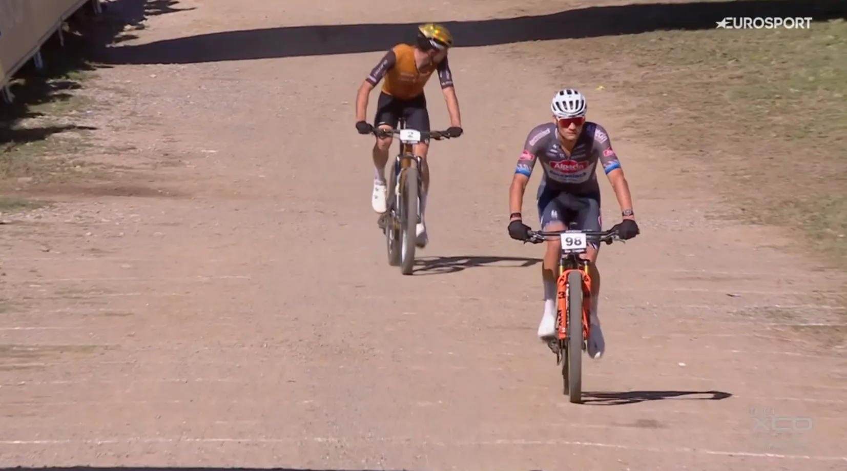 Van der Poel toont fantastische MTB-benen, maar kan fenomenale inhaalrace in Les Gets niet bekronen met podium