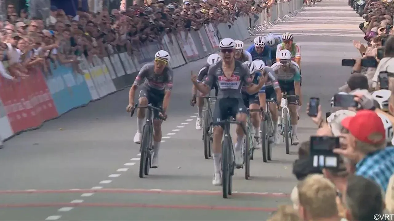 Bizarre omwenteling bij BK gravel: topfavoriet Merlier wordt in sprint gevloerd door verrassende Vandeputte