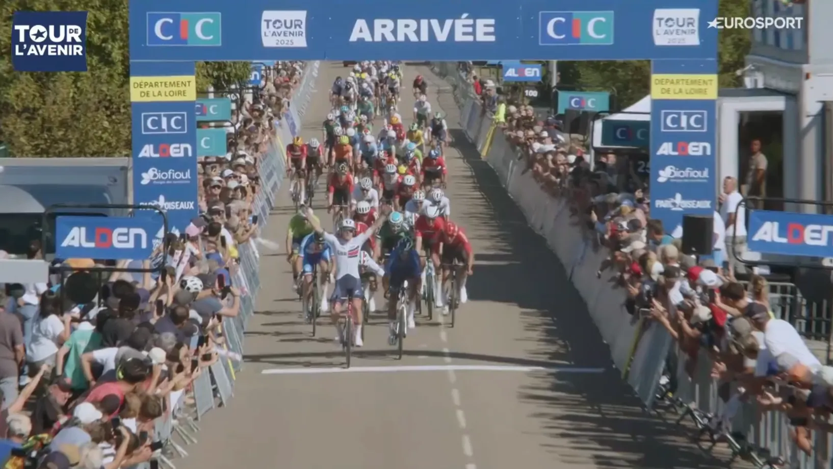 EF-supersprinter Hobbs houdt zich staande na Nederlandse strijdlust en wint eerste rit Tour de l'Avenir