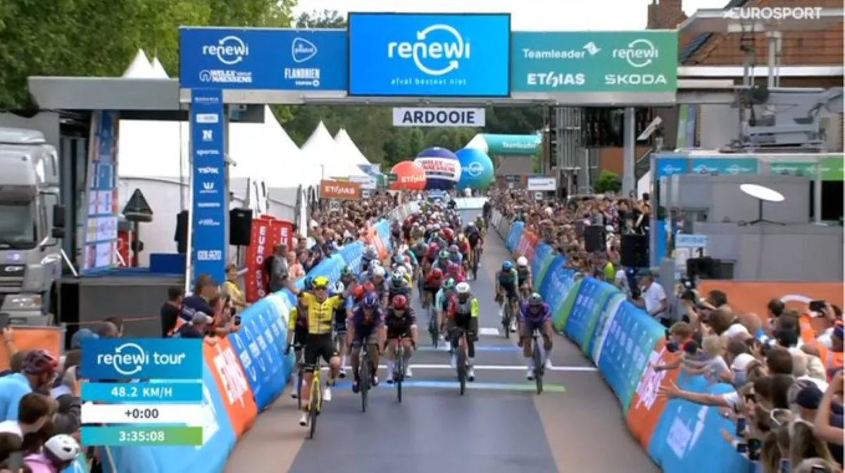 Echelons in entertaining stage 2 of the Renewi Tour, where Kooij triumphs in the bunch sprint