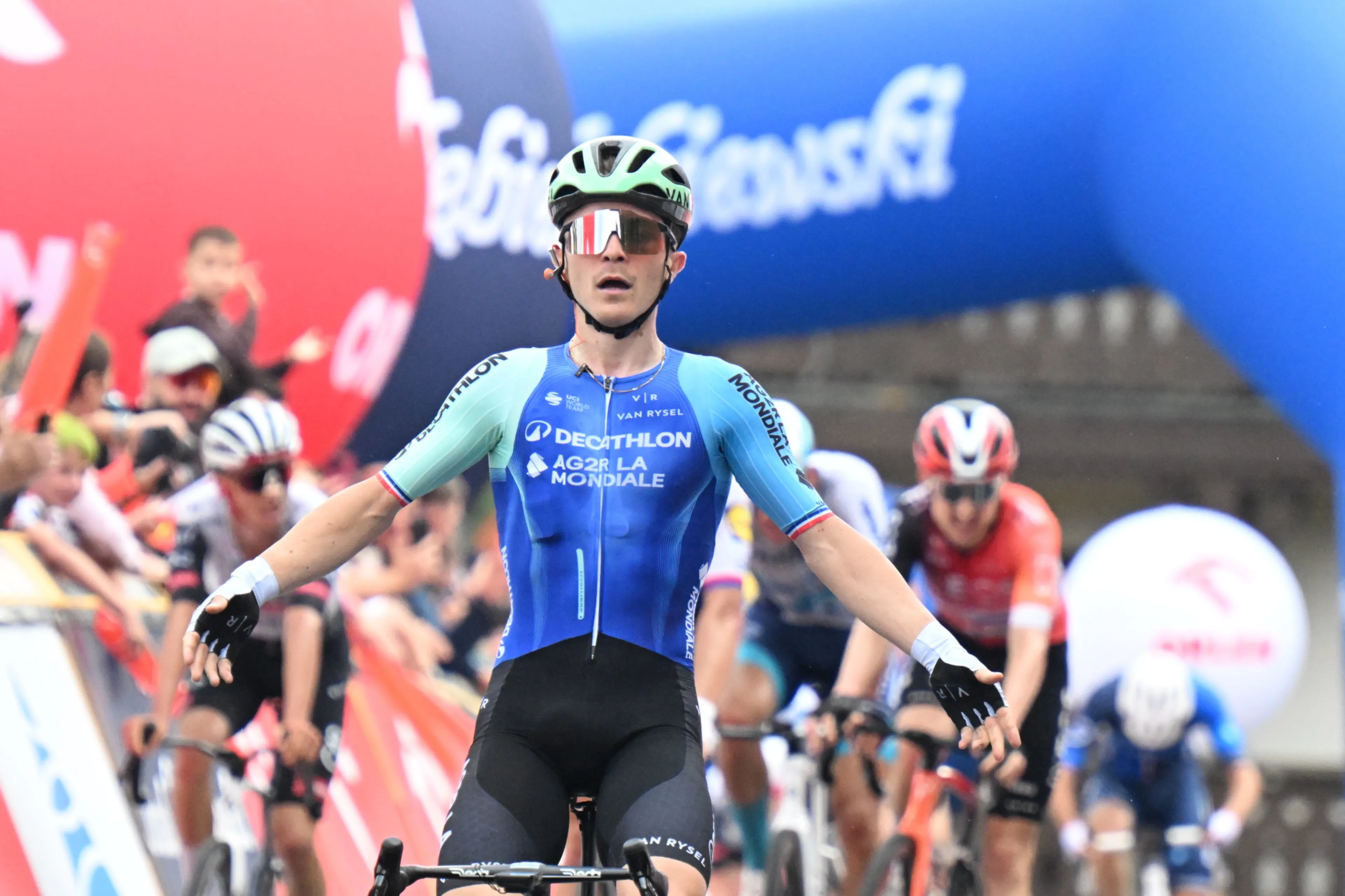 Kooij verliest leiderstrui aan winnende Lapeira, die domineert op lastige aankomst Ronde van Polen