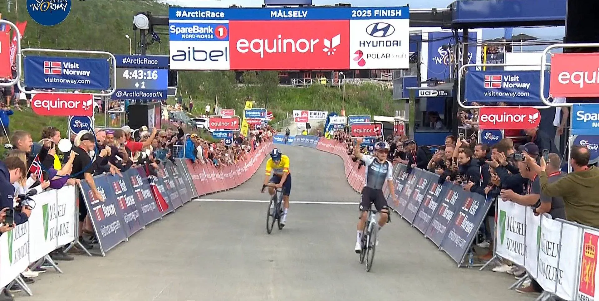 Pidcock in strijd der lactaat net de betere van Strong, die leiding in Hoge Noorden wel weet te behouden