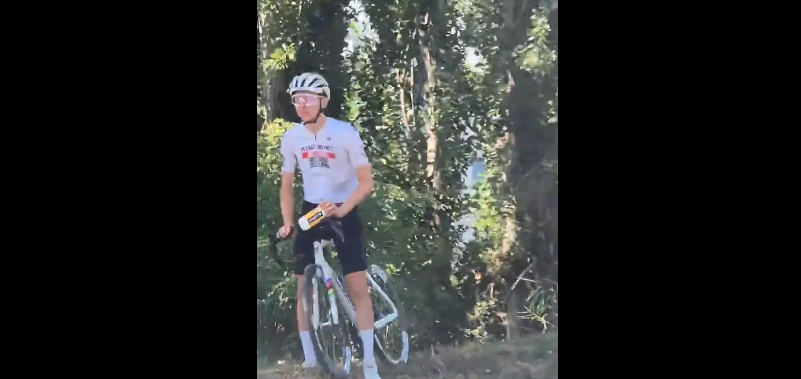 🎥 Tadej Pogacar becomes a spectator: Cheering for his partner Urska and grabbing a bidon in Romandie
