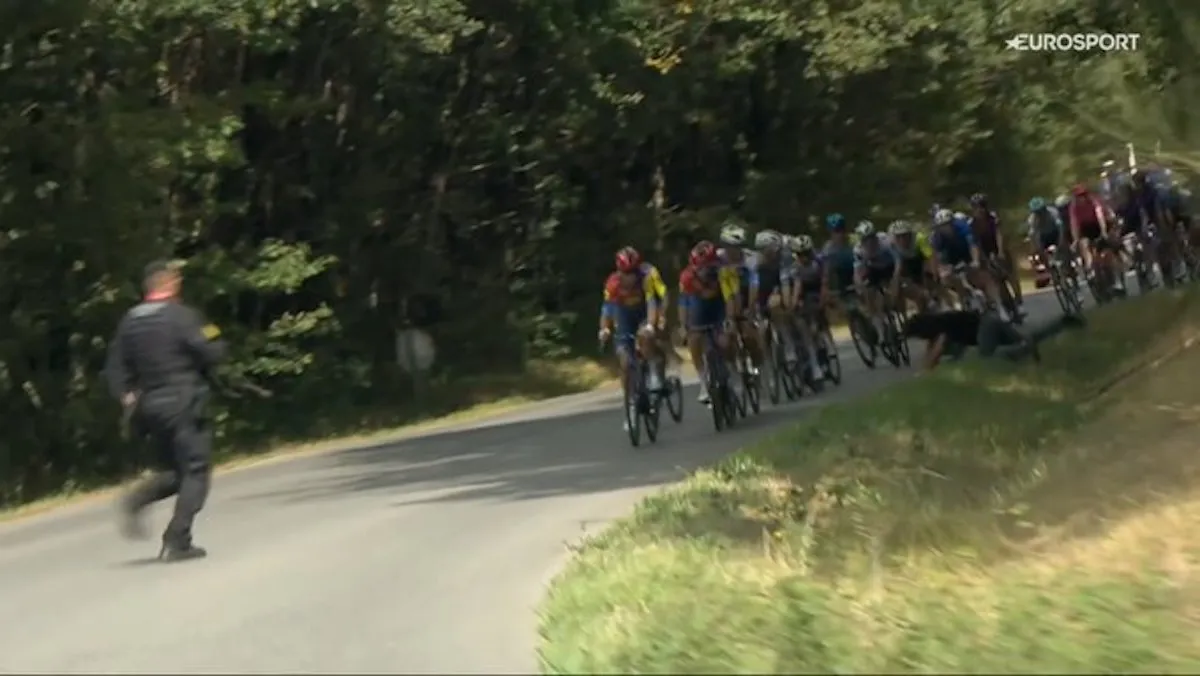 🎥 New incident in Vuelta: protester runs onto road and causes crash