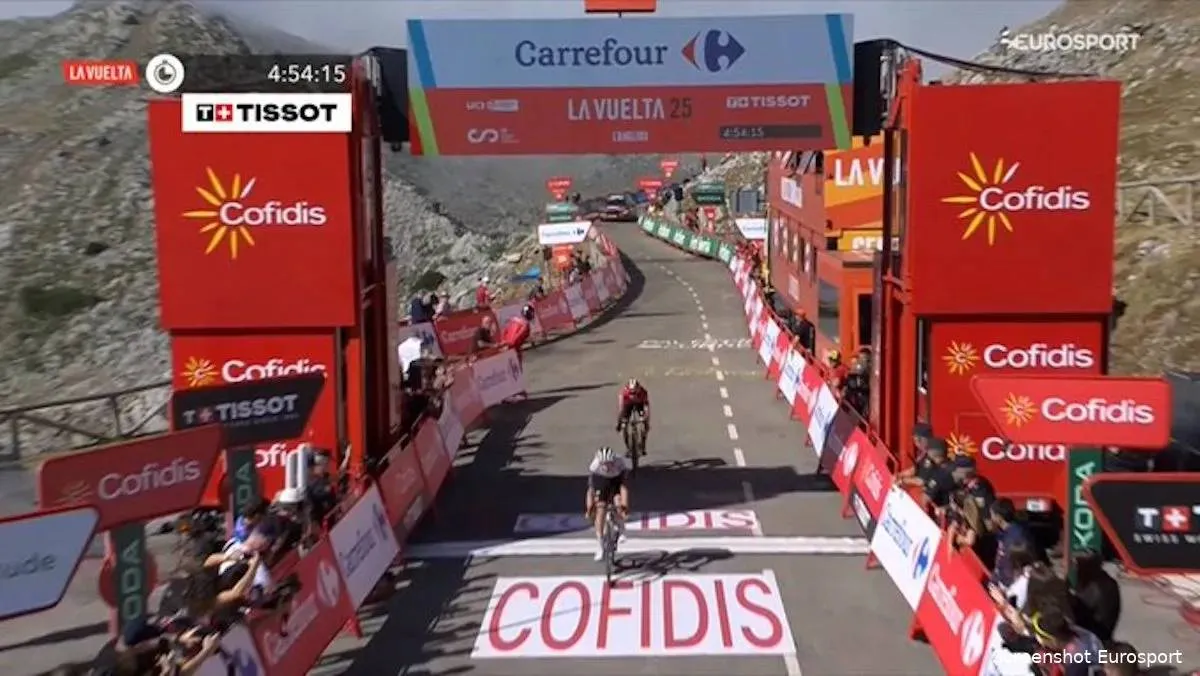 UAE strikes again in the Vuelta: Almeida wins after nice battle on the Angliru, but can’t shake Vingegaard