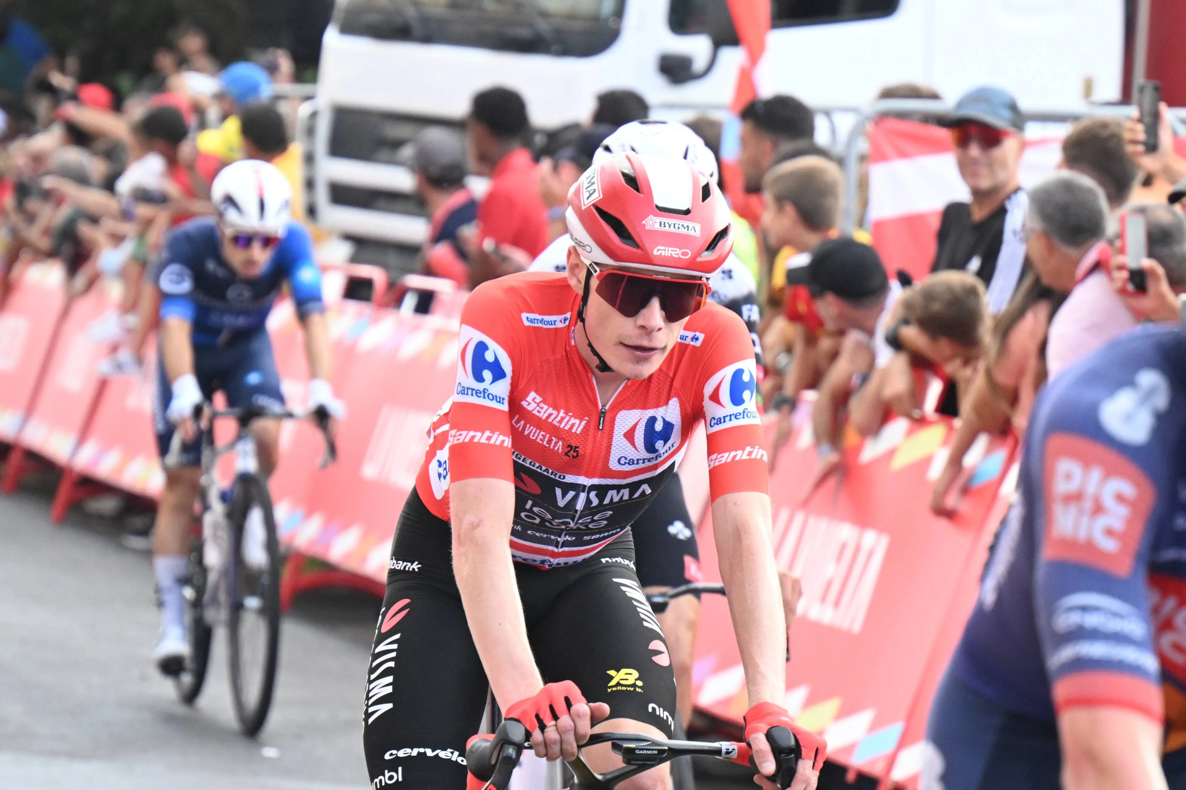 Smart Vingegaard takes 4 seconds as Almeida lets his guard down: "Better to win them than to lose them"