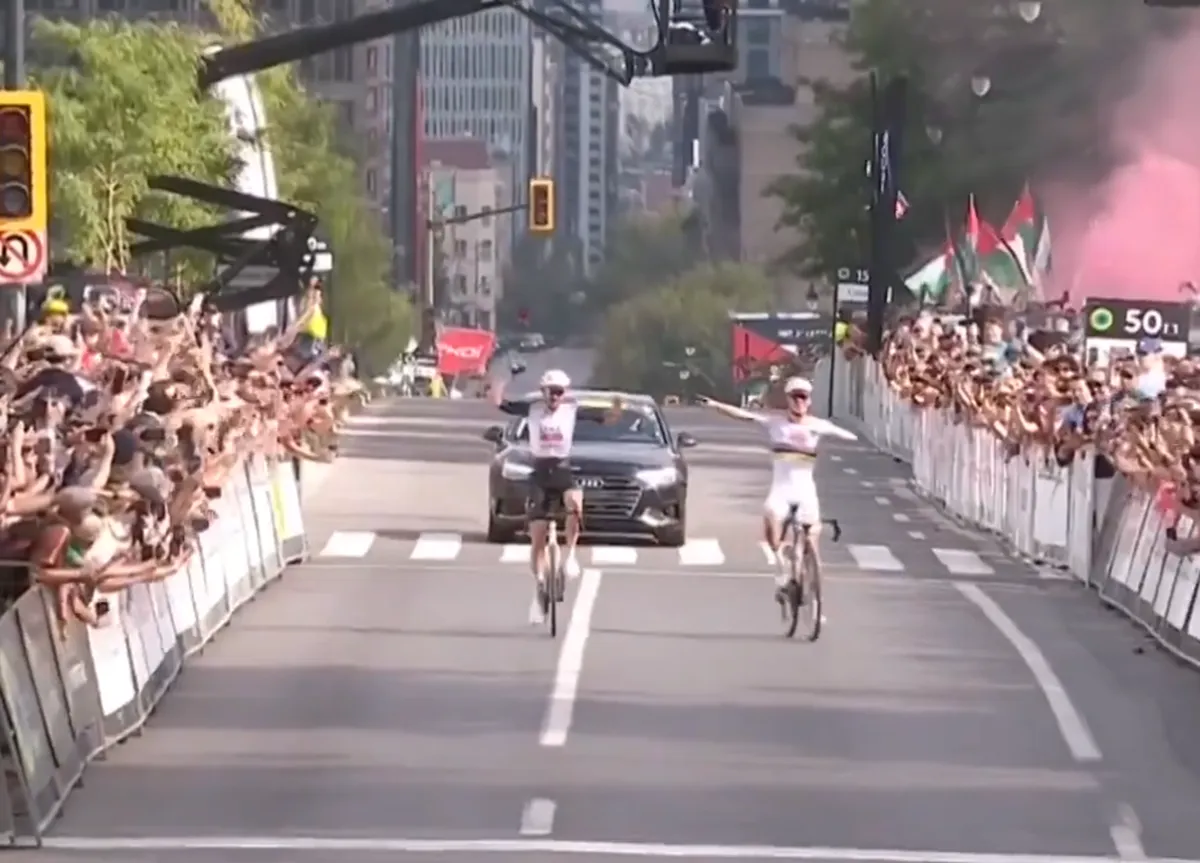 Pogacar rijdt zelfs na week zonder training iedereen aan bonken: 'Was beetje bang om naar Canada af te reizen'