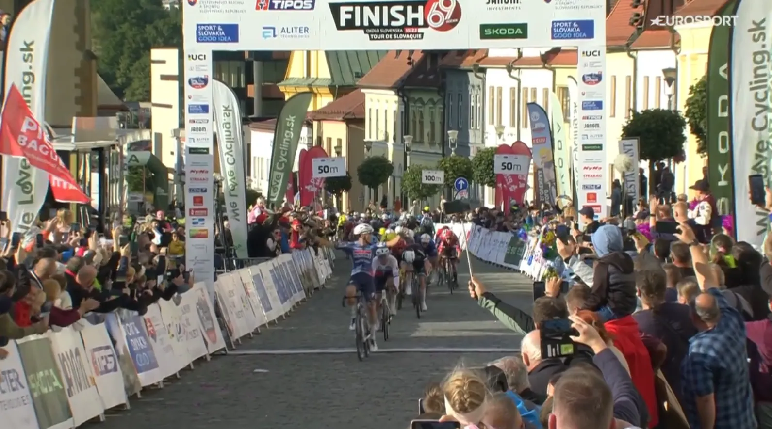 Visma | LaB bestookt Magnier met alles wat ze hebben, maar Fransman uiteindelijk toch te sterk in eerste rit Slowakije