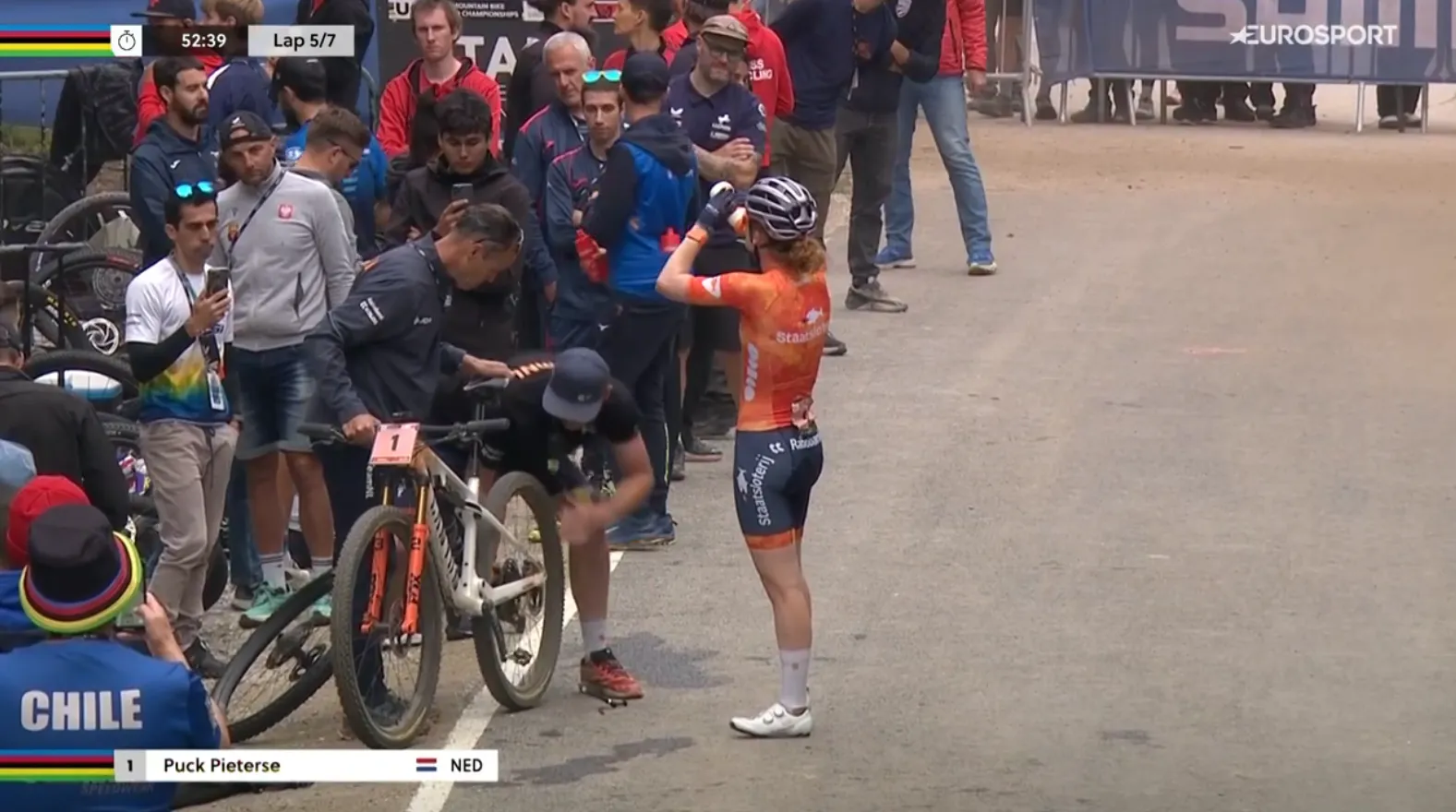 Pieterse kan mede dankzij materiaalpech wereldtitel niet verdedigen: Zweedse Rissveds pakt regenboogtrui