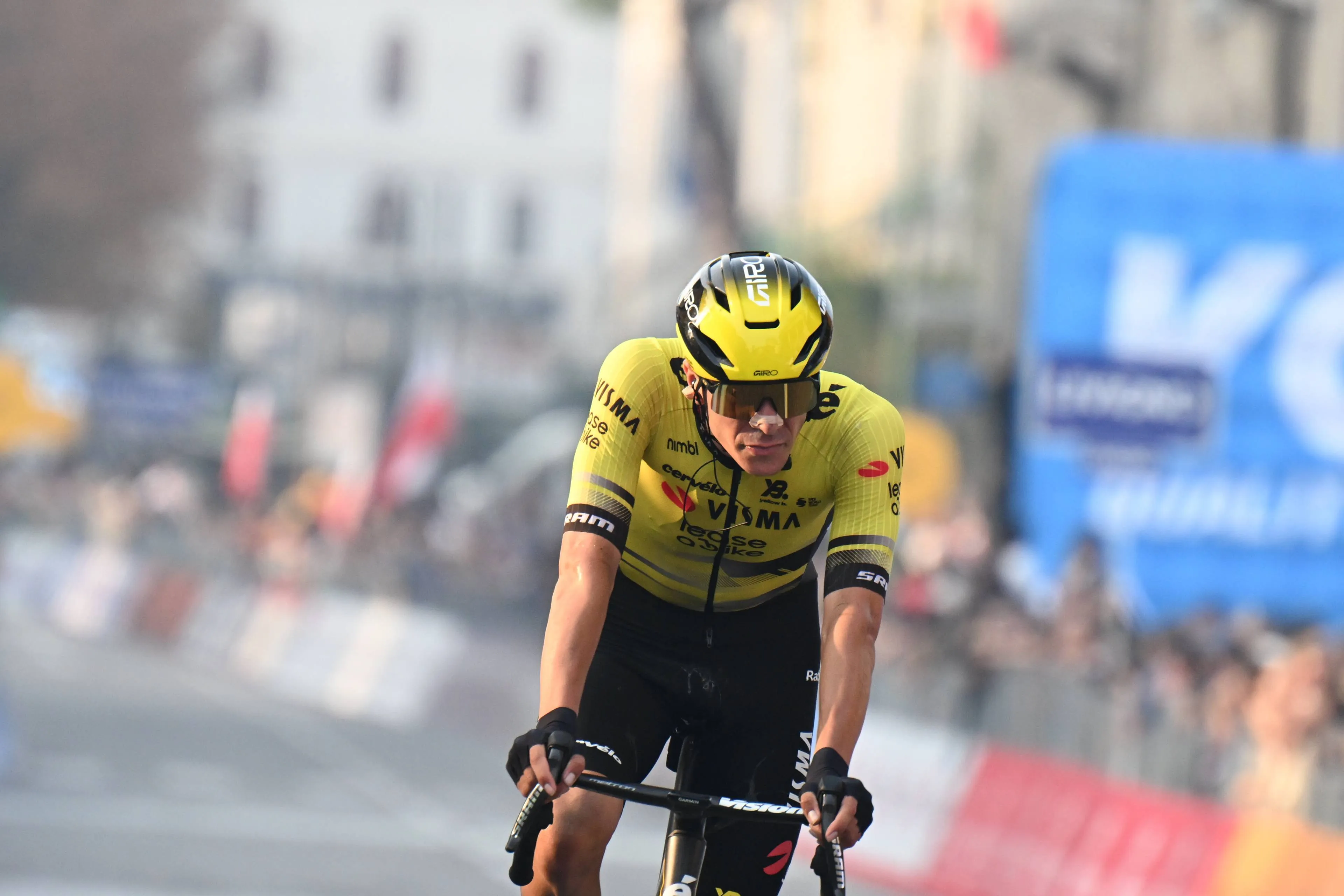 Visma | Lease a Bike doet Uijtdebroeks na top 10-notering in Lombardije nog Chinese trip cadeau