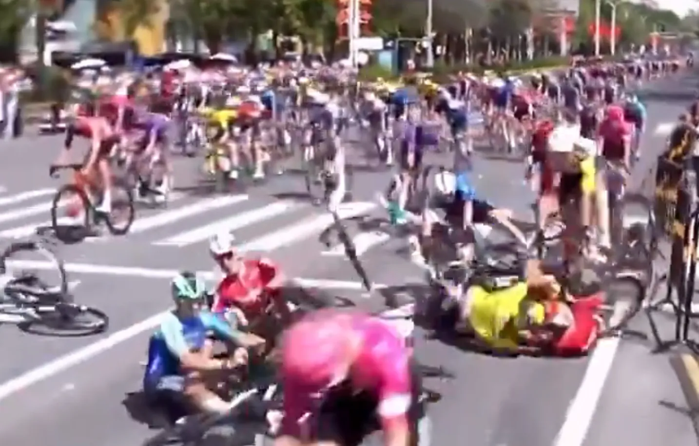 🎥 Massive crash disrupts opening stage in China, Visma | Lease a Bike and UAE assess the damage