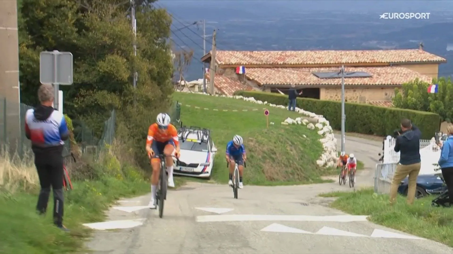 The Pogacar effect hits the women’s peloton: Longo Borghini pays the price for following Vollering, while Niewiadoma plays it smart