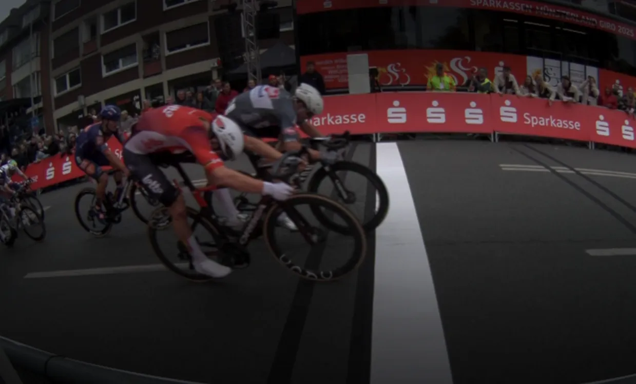 Philipsen weet De Lie met miniem verschil te kloppen na chaotische spurt in Münsterland Giro; Merlier valt in finale