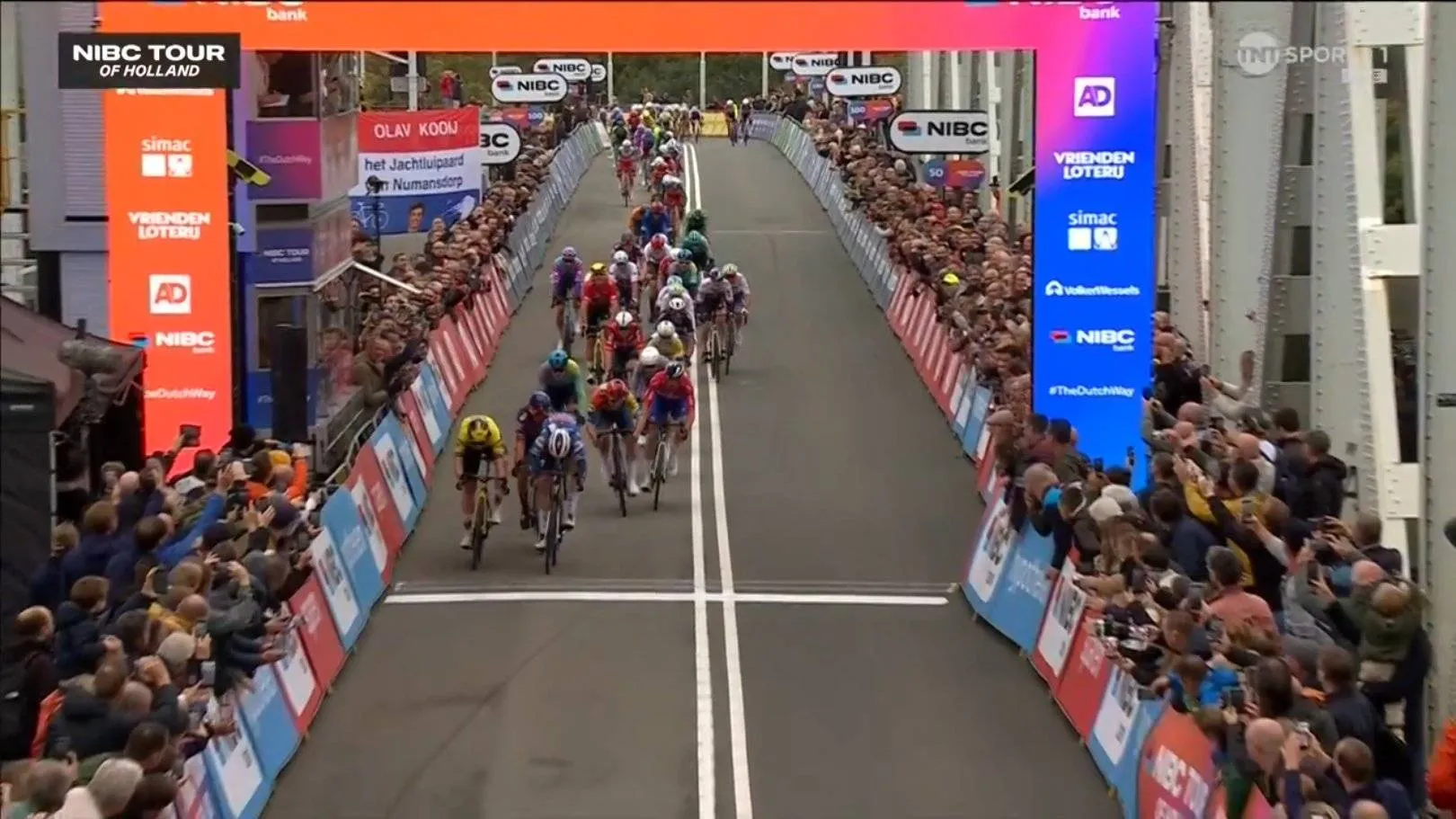 Soudal-Quick Step verstiert feestje Visma | Lease a Bike in Tour of Holland op eigen bodem in Dordrecht