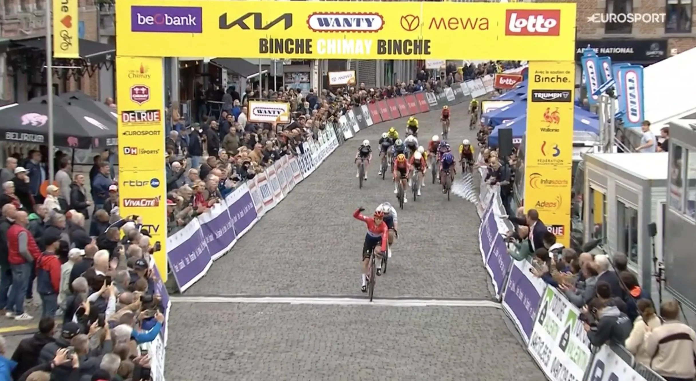 En dat is 25 in 2025: Nederlands kampioene Lorena Wiebes haalt nog maar eens uit in Binche