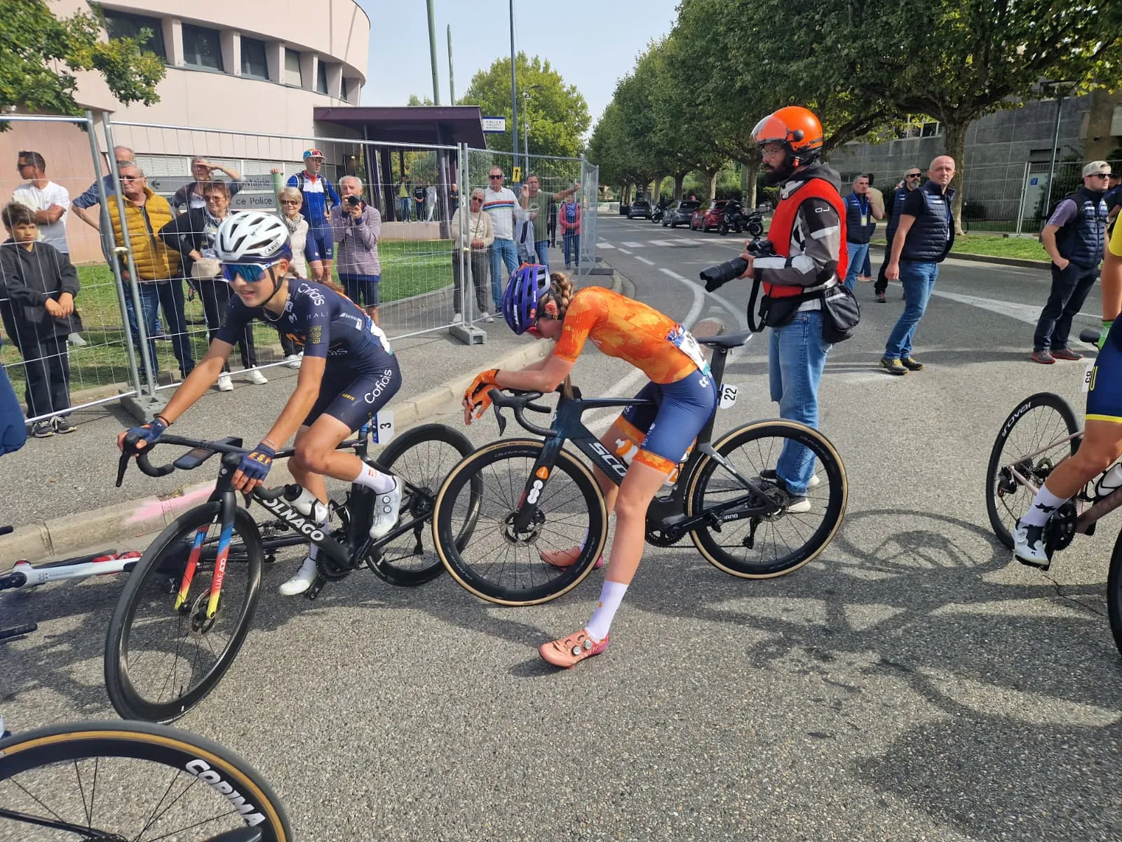 Veel tranen bij Nederland na junioren-EK, angstig dalende Megan Arens heeft advies voor Pogacar en co op listig rondje