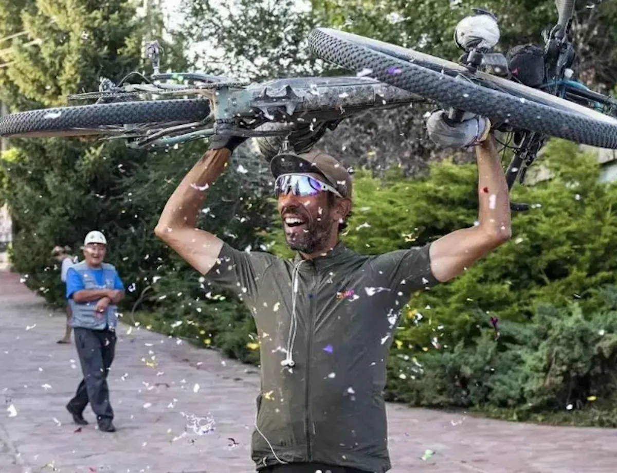 Van recordpoging naar 50 dagen in Russische gevangenis: Ten Dam en Tankink opgelucht na vrijlating Franse ultra-renner