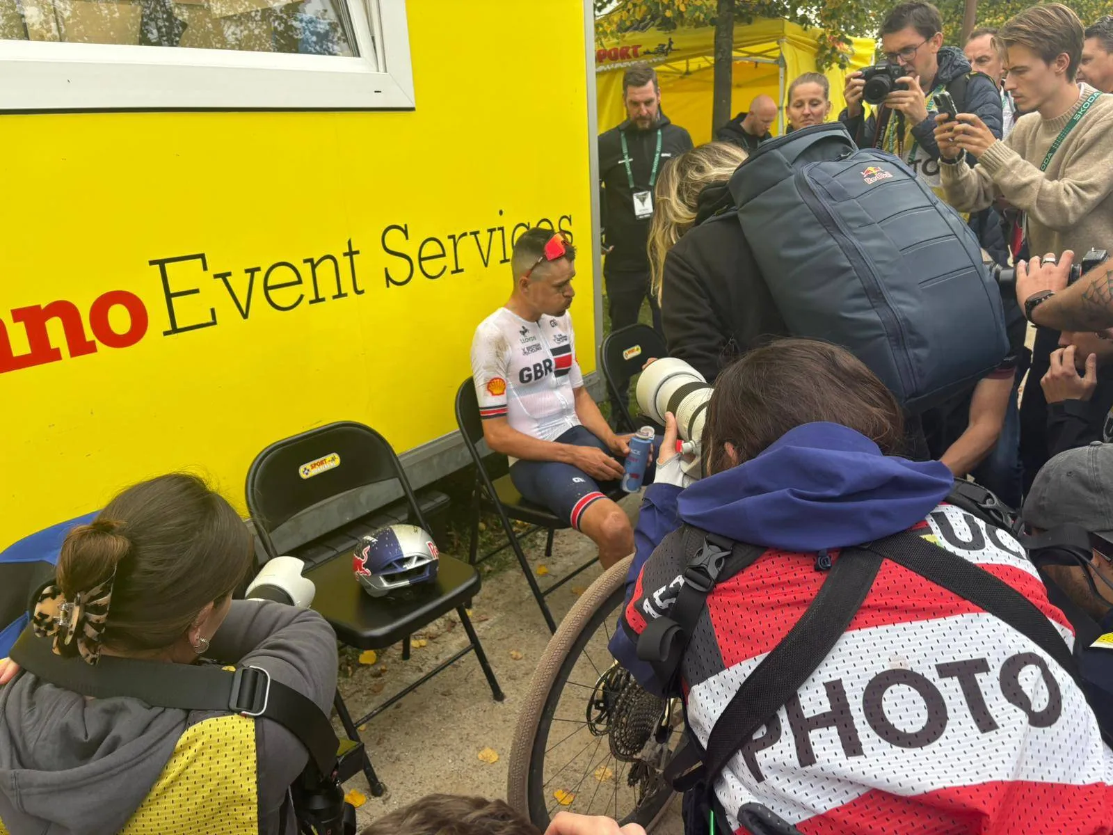 Tom Pidcock glimlacht na afloop van combi Lombardije-WK gravel bij horen van veldrijden-vraag