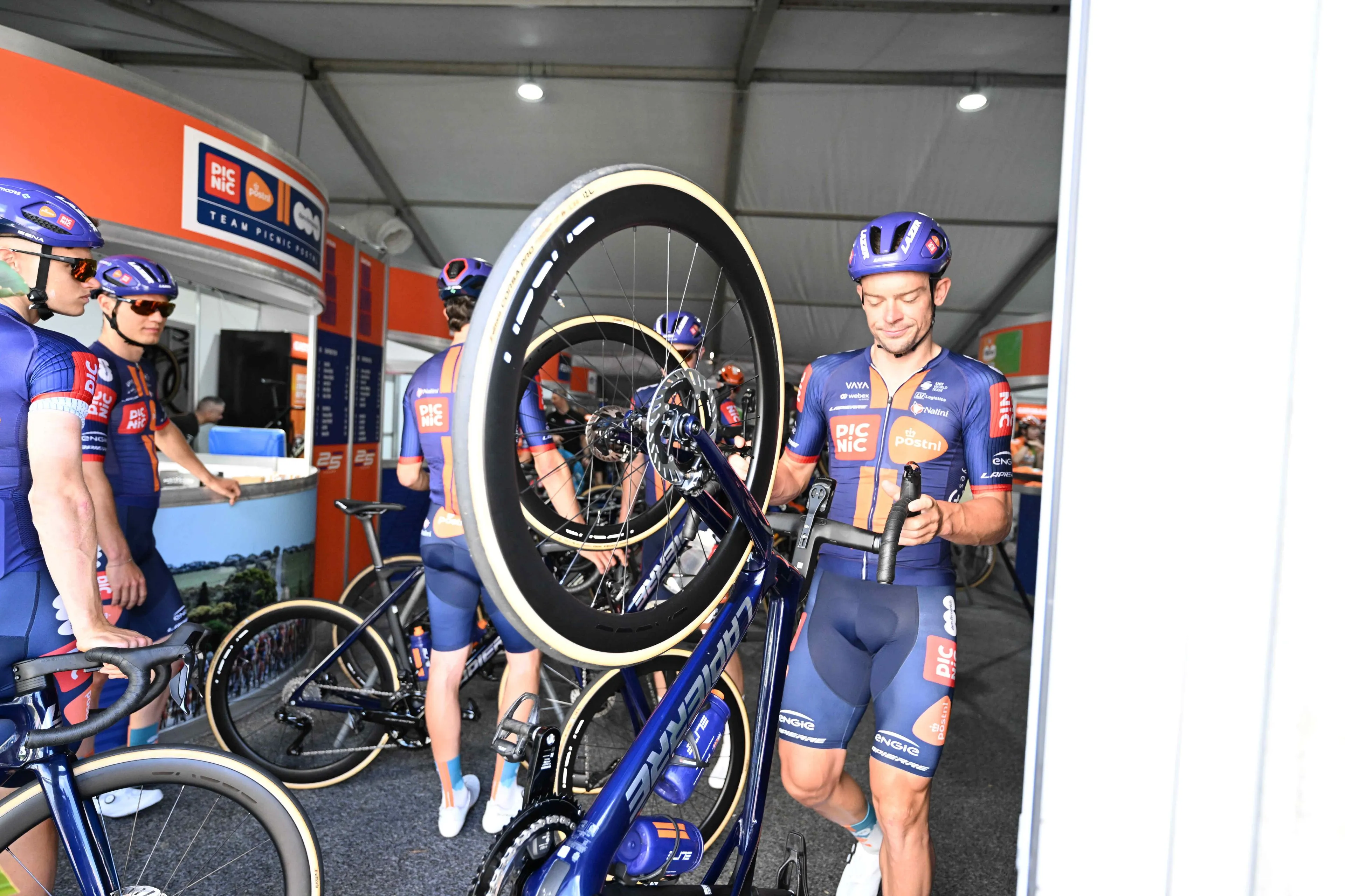 alex-edmondson-picnic-postnl